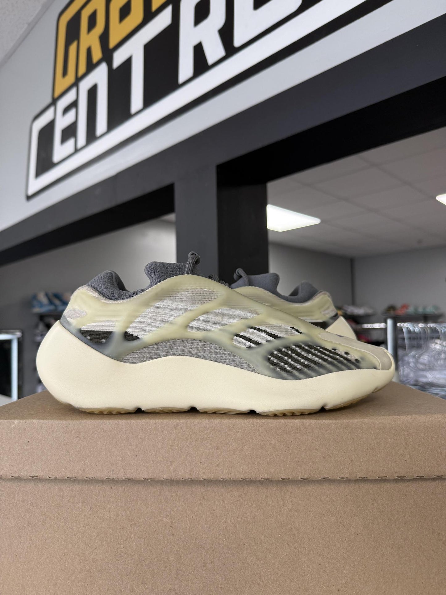 Yeezy 700 V3 "Fade Salt" Used Size 8