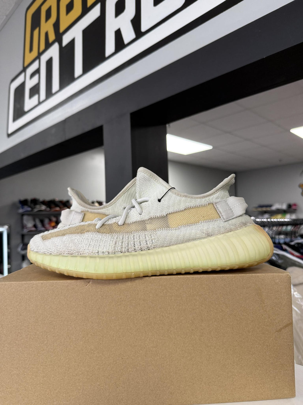 Yeezy 350 V2 "Hyperspace" Used Size 8.5