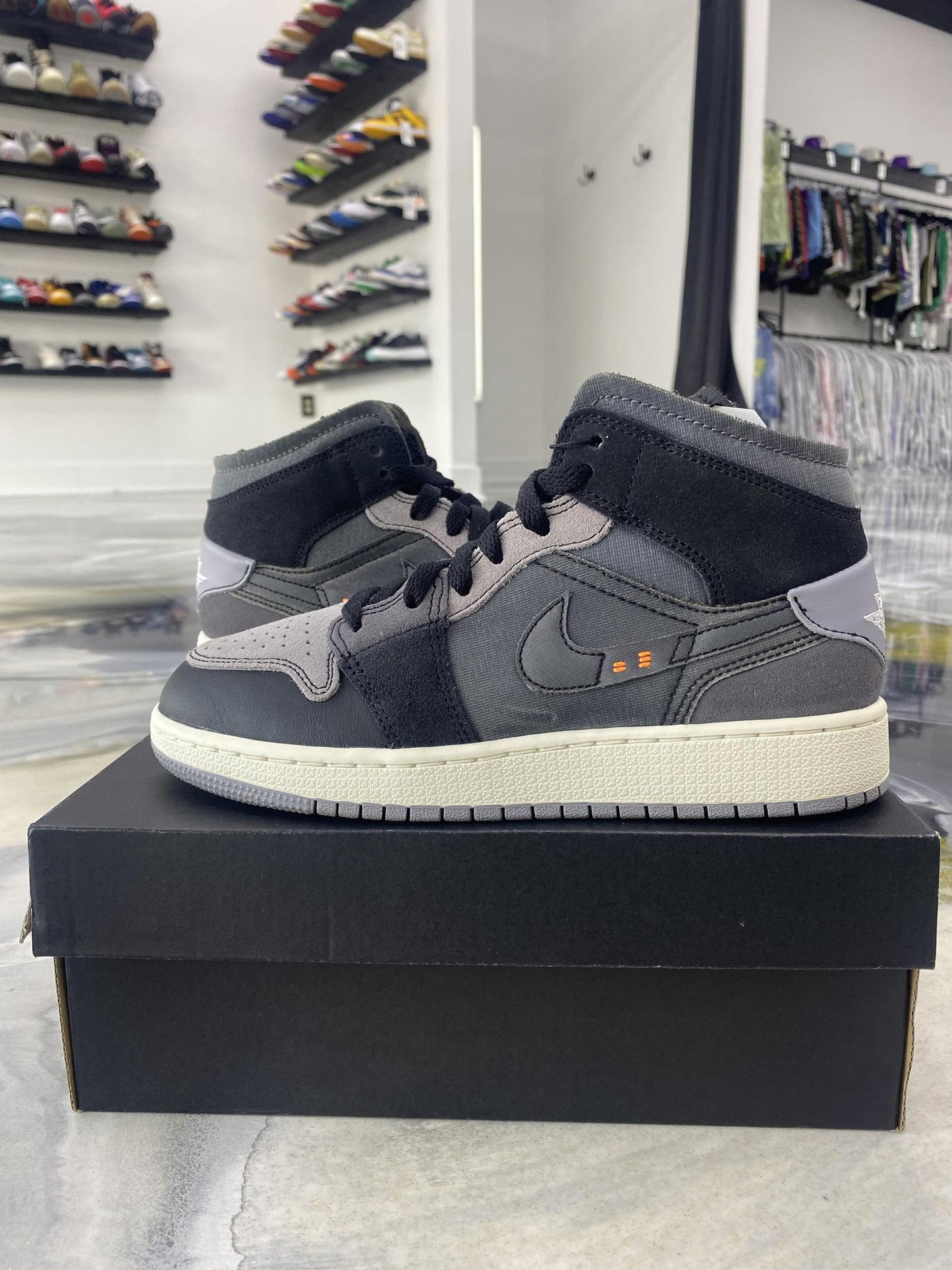 Jordan 1 Mid Craft "Inside Out Black" Used Size 5Y/6.5W