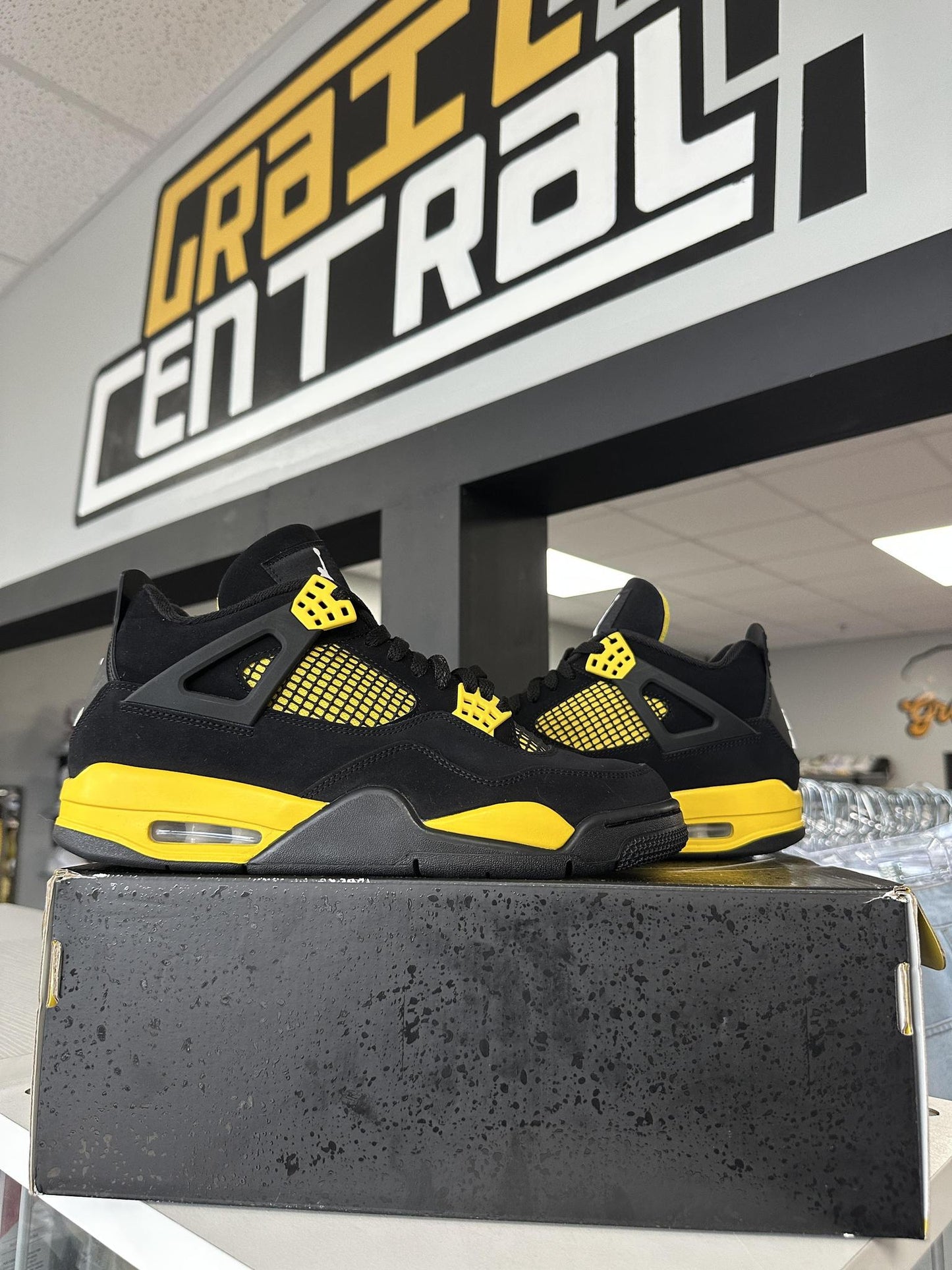 Jordan 4 "Thunder" Size 10