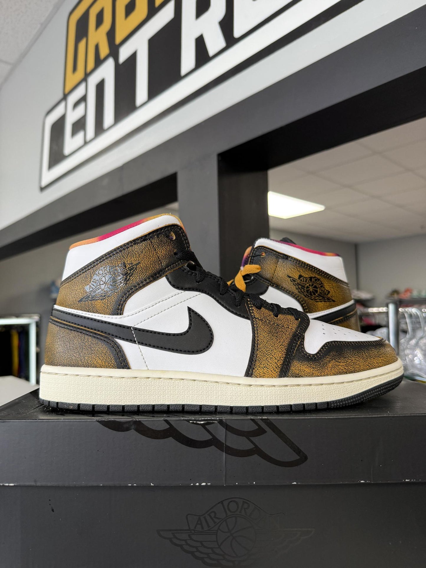 Jordan 1 Mid "Orange Wear Away" Used Size 9.5