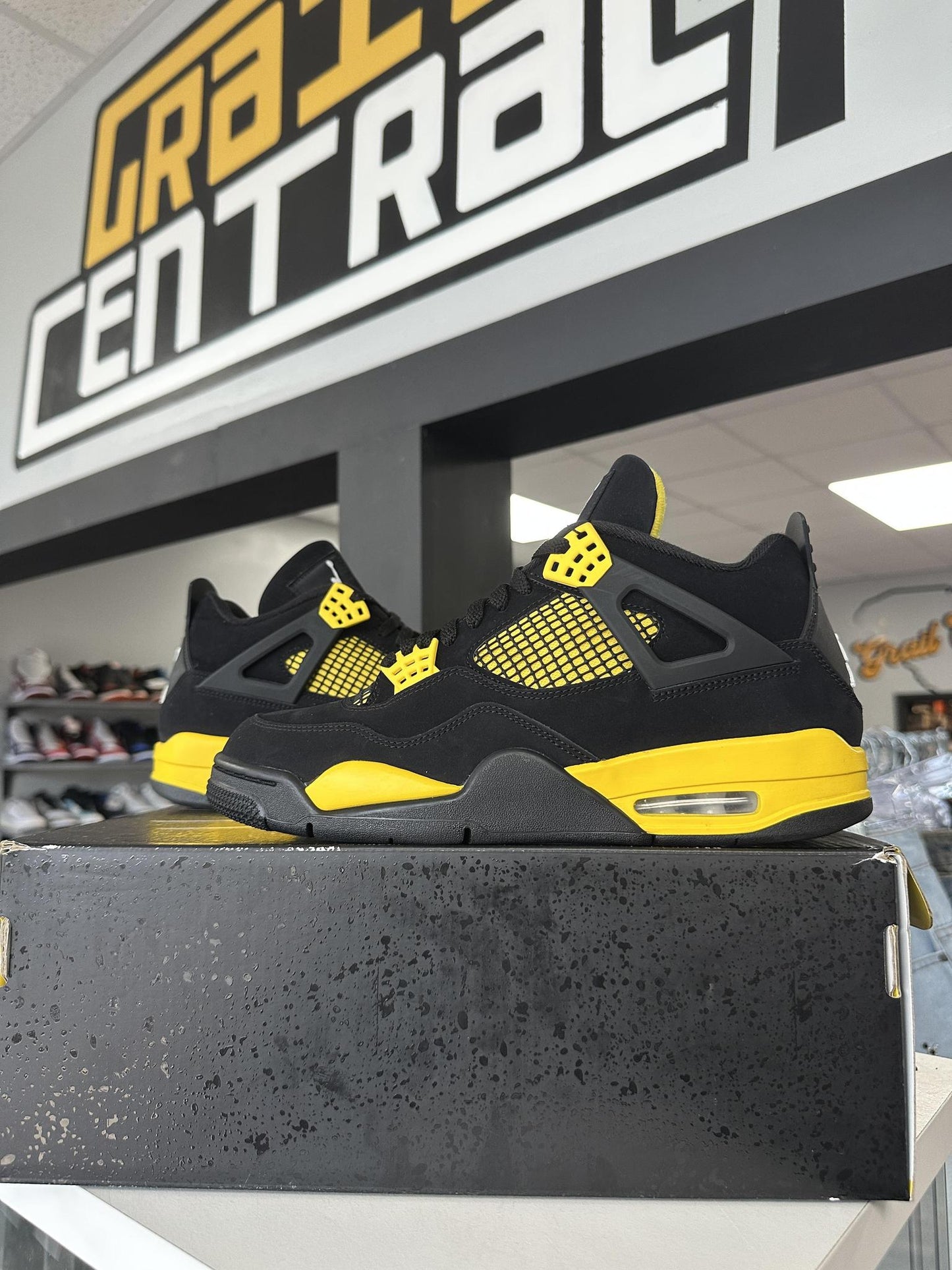 Jordan 4 "Thunder" Size 10
