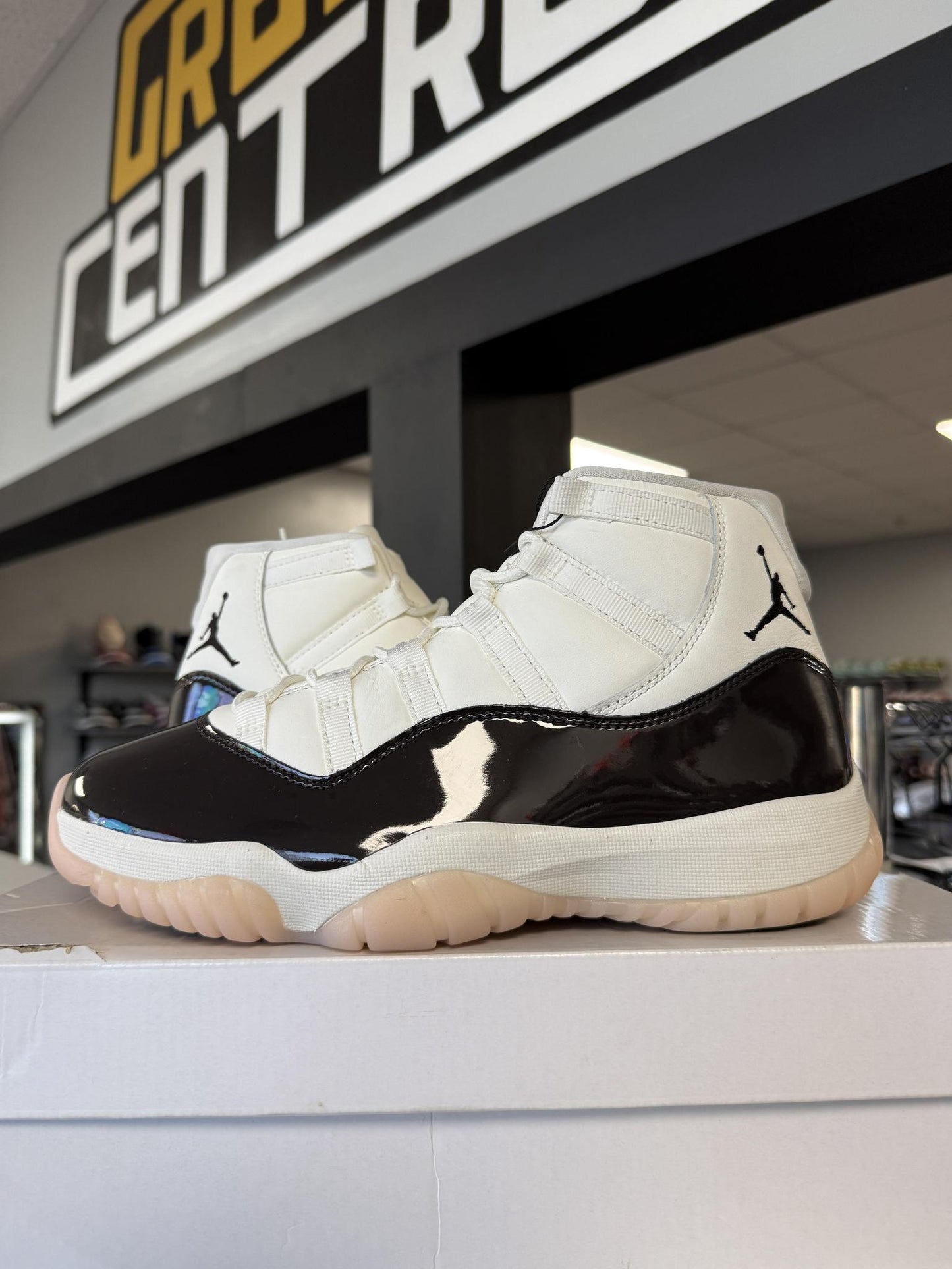 Jordan 11 "Neapolitan" Used Size 7.5