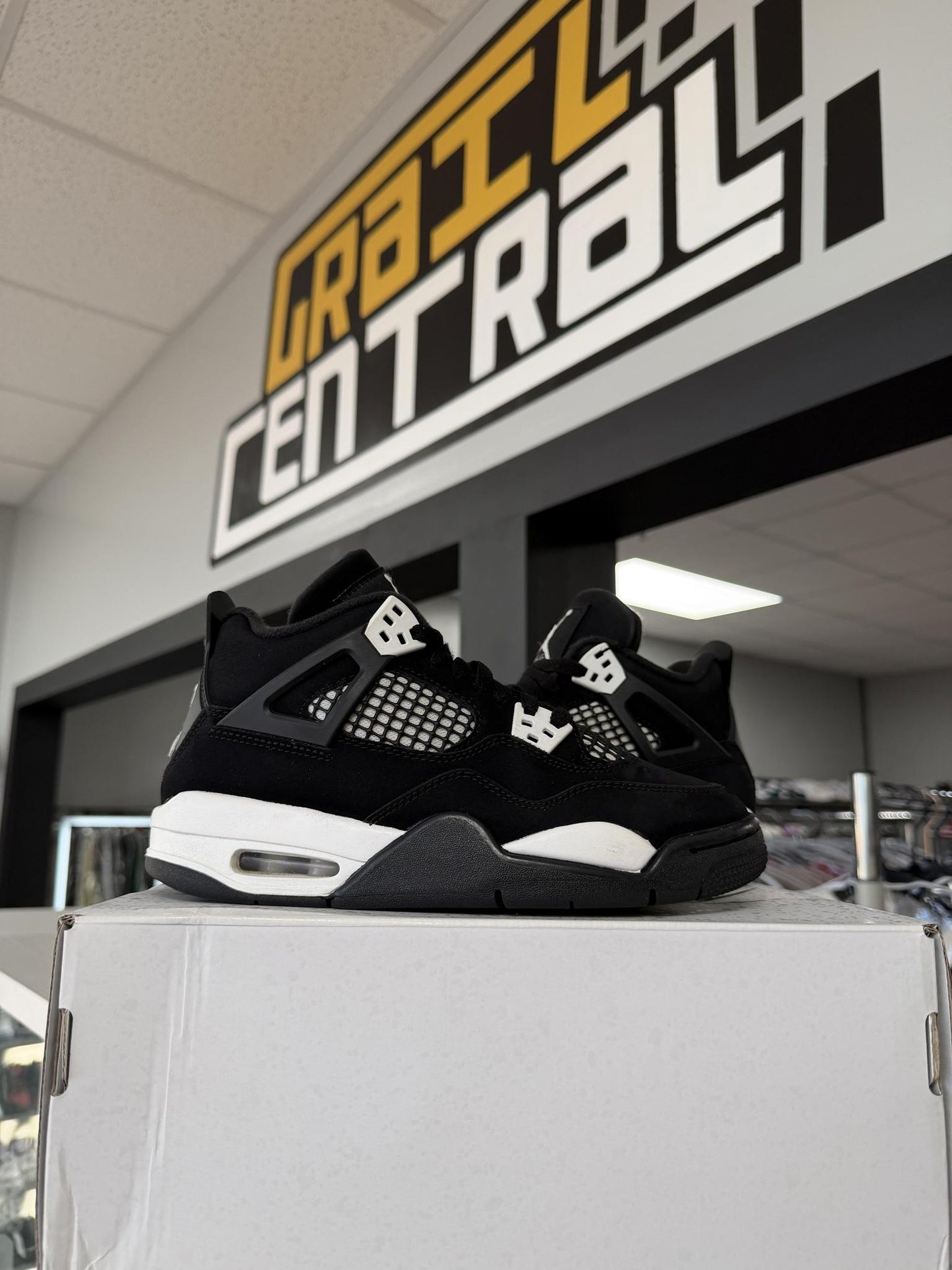 Jordan 4 "White Thunder" Used Size 5Y/6.5W