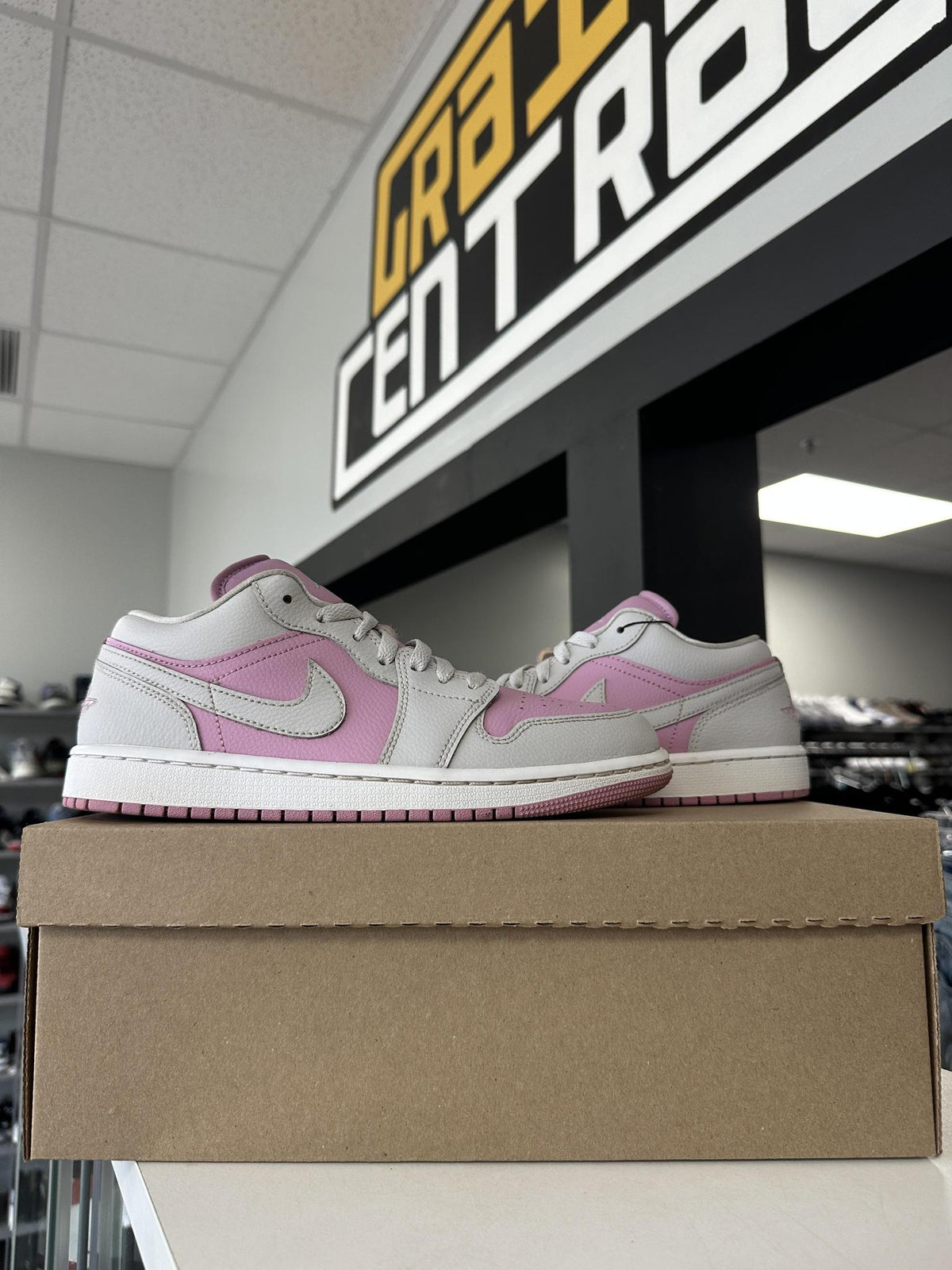 Jordan 1 Low Orchid Neutral Grey Used