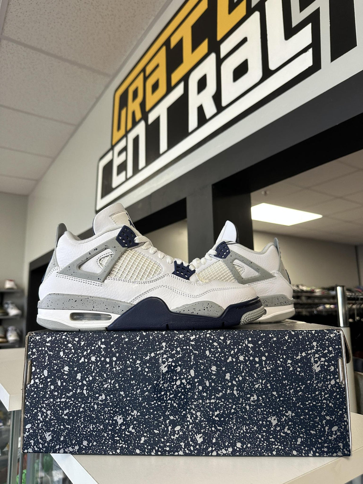 Jordan 4 "Midnight Navy" Size 8 Used
