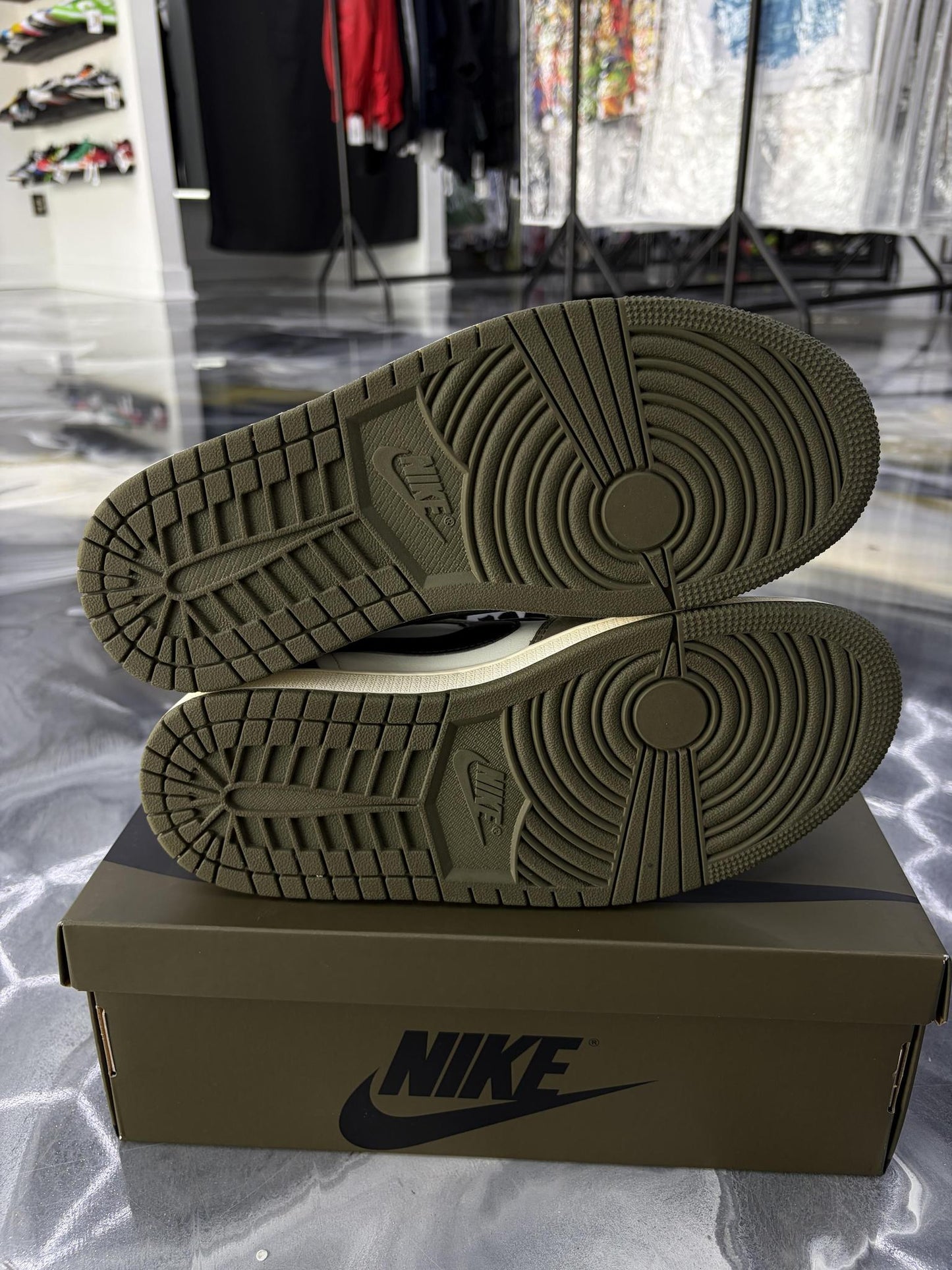 Jordan 1 Low "Medium Olive" Used Size 7.5