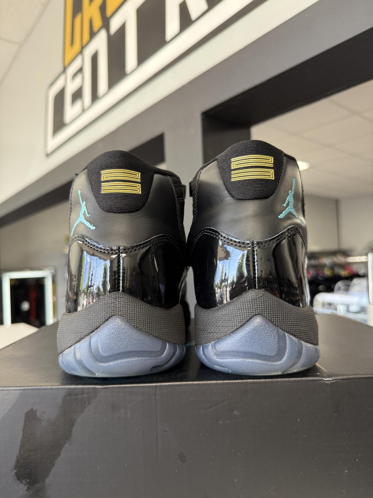 Jordan 11 "Gamma" Used Size 8.5