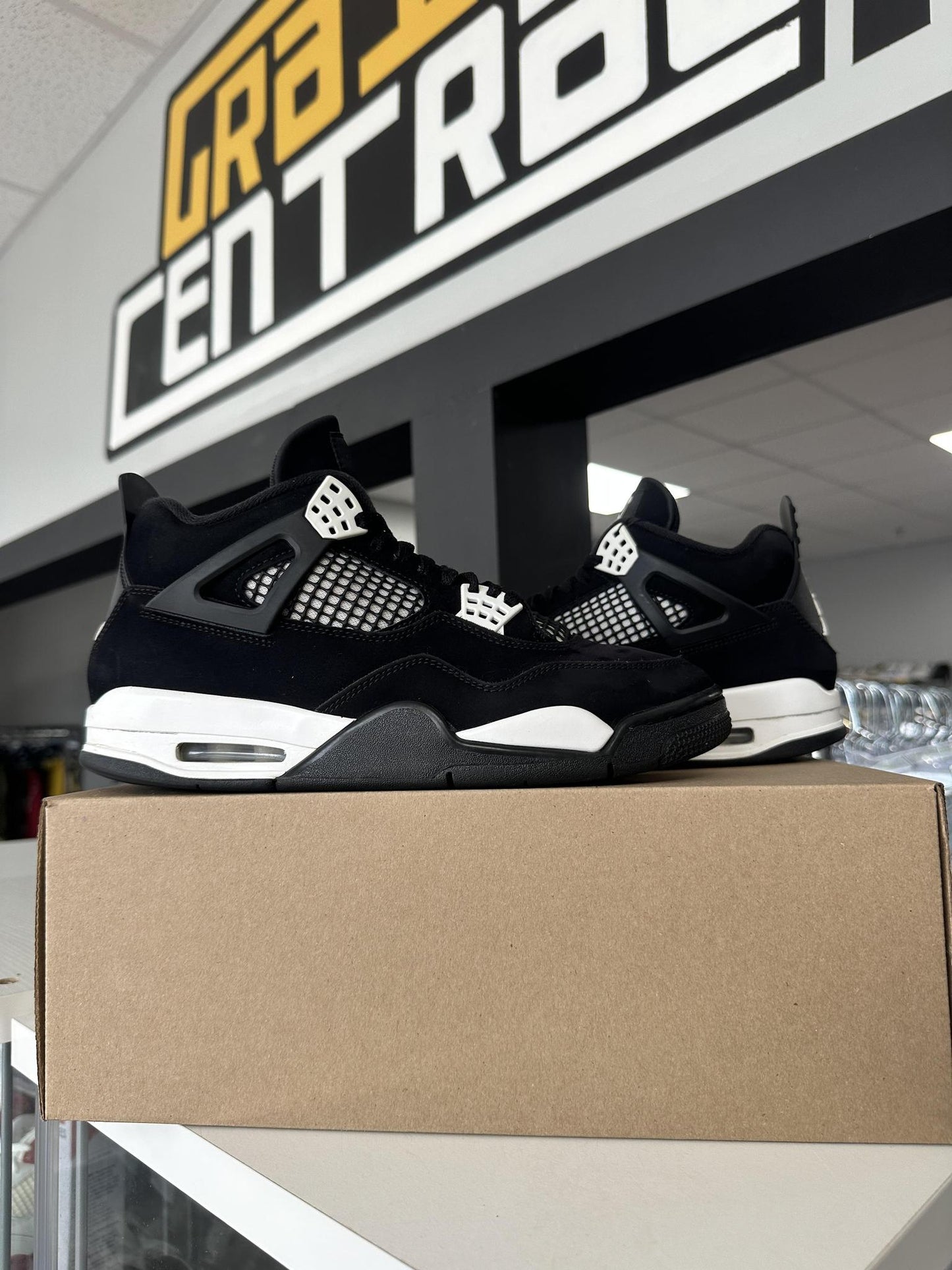 Jordan 4 "White Thunder" Size 9.5