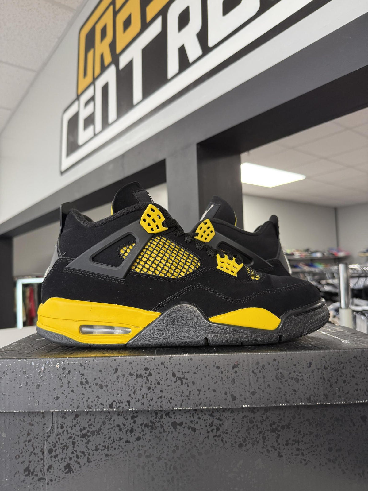 Jordan 4 "Thunder" Used Size 10.5