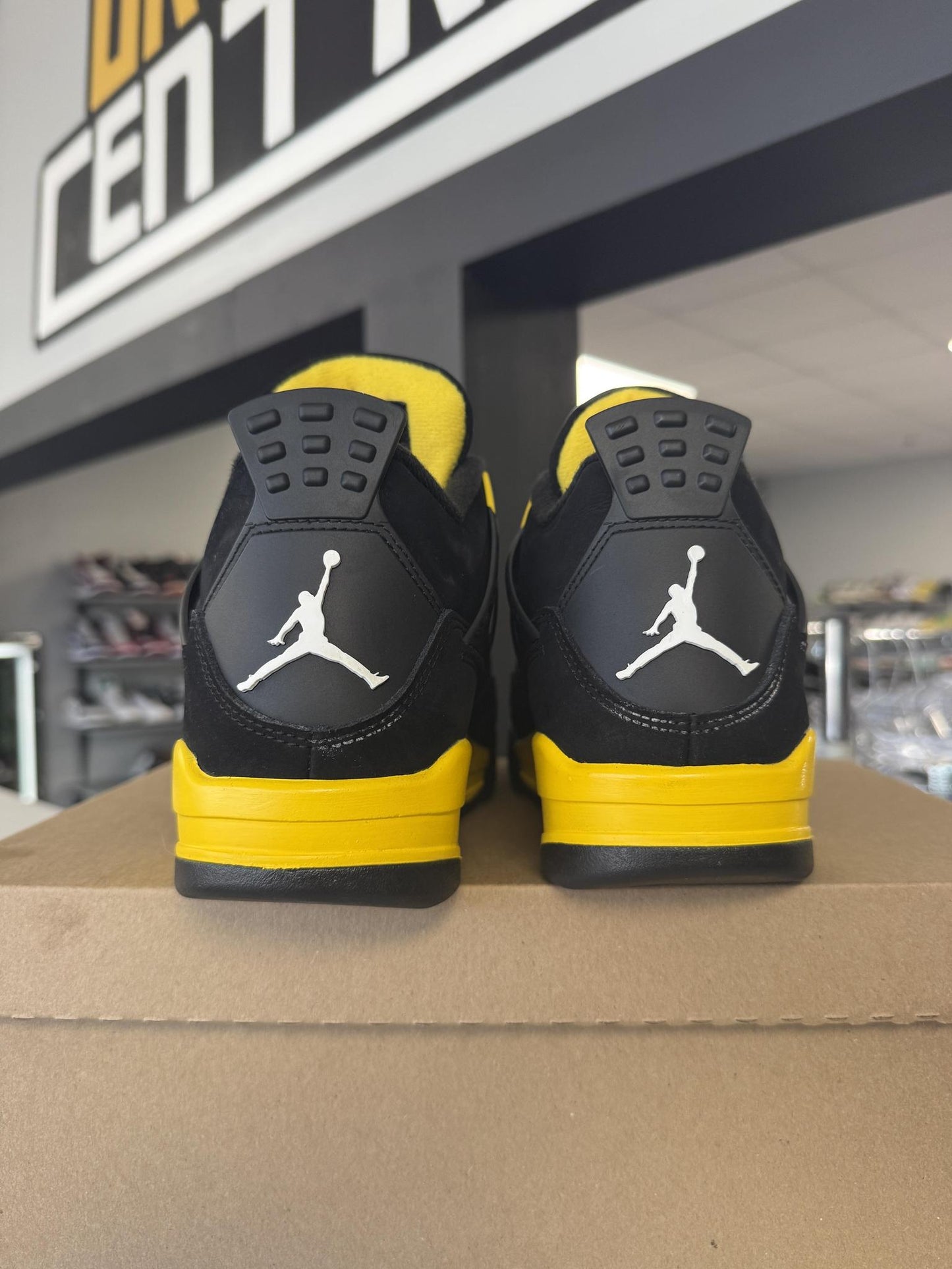 Jordan 4 Thunder Used Size 7Y/8.5W