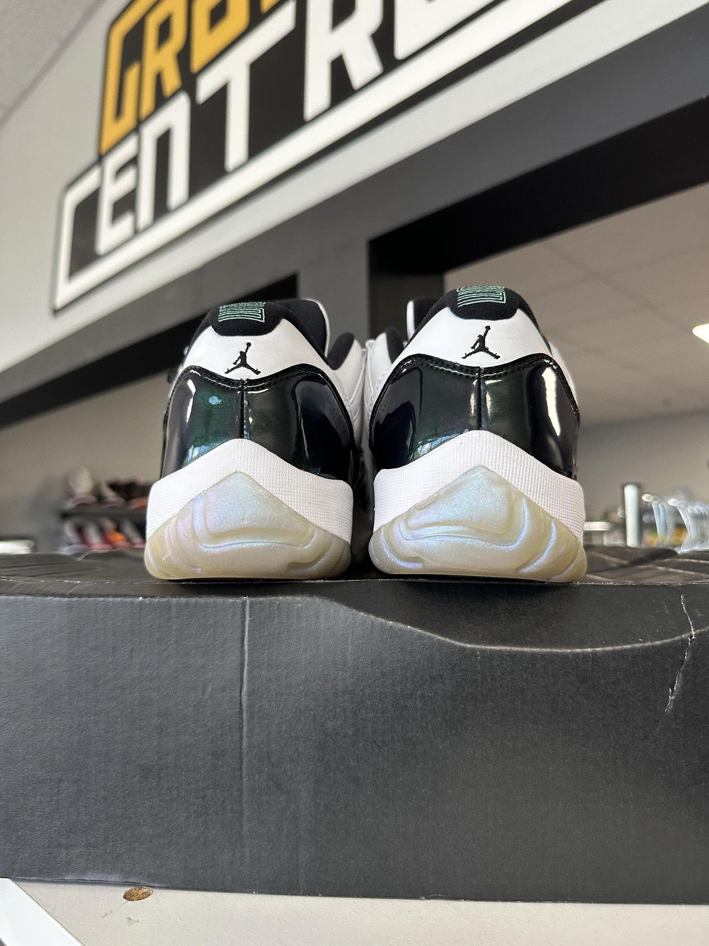 Jordan 11 Low "Emerald" Used Size 9.5
