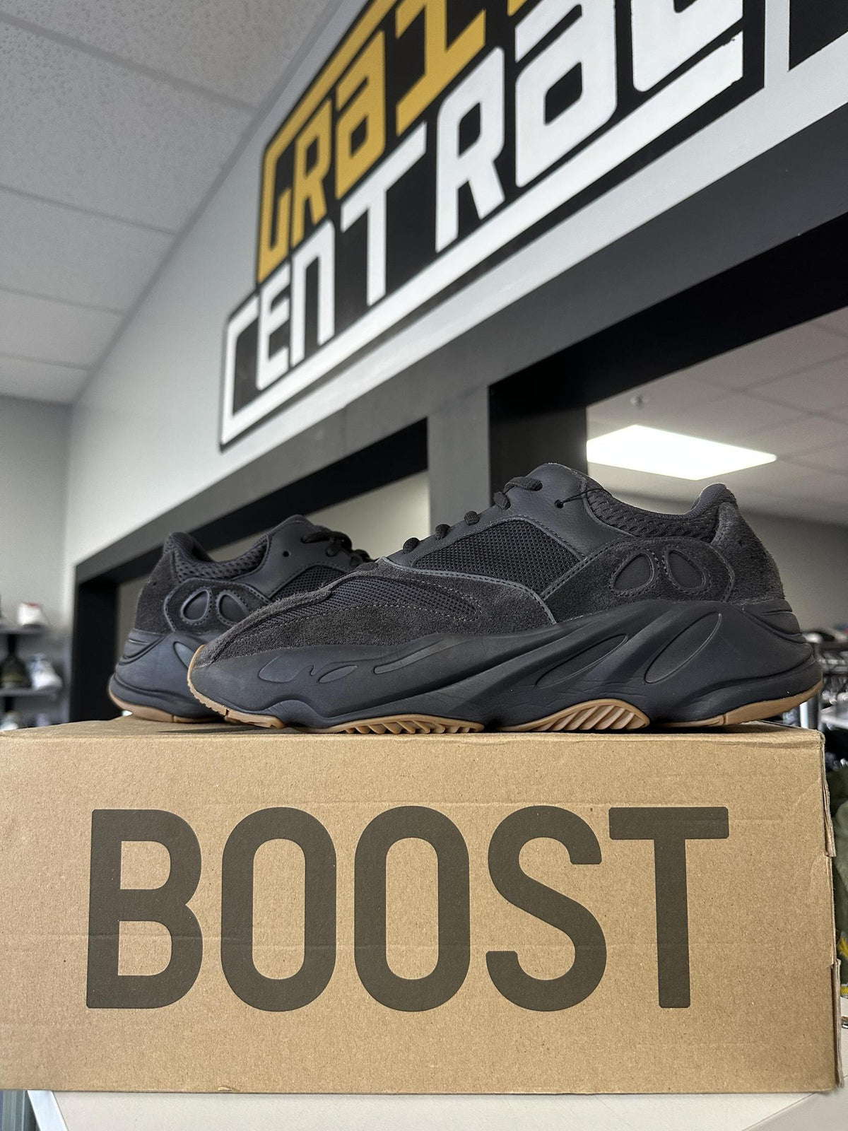 Adidas Yeezy 700 "Utility Black" Used Size 11