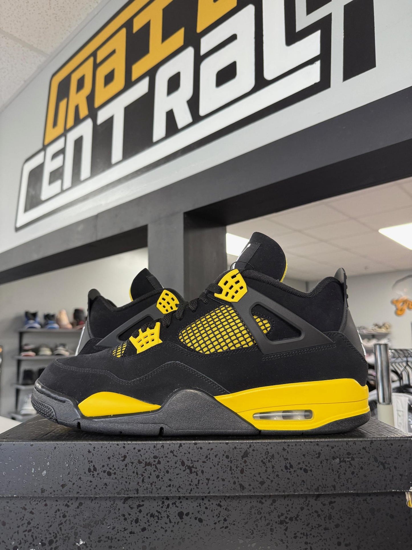 Jordan 4 "Thunder" Used Size 11