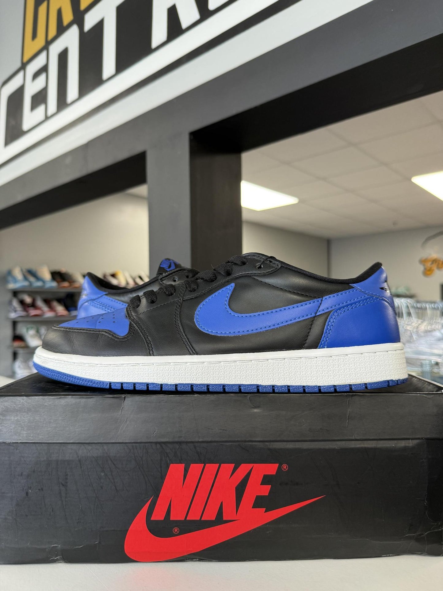Jordan 1 Low "Royal" Used Size 9