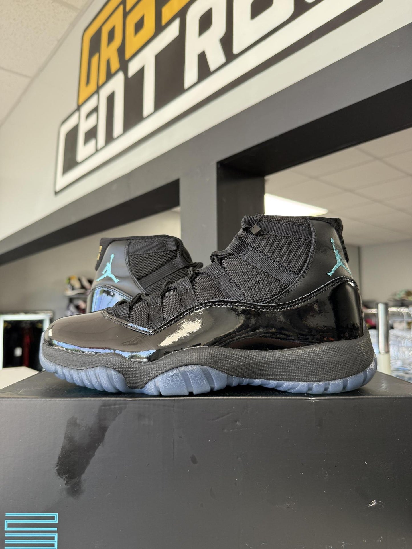 Jordan 11 "Gamma" Used Size 8.5