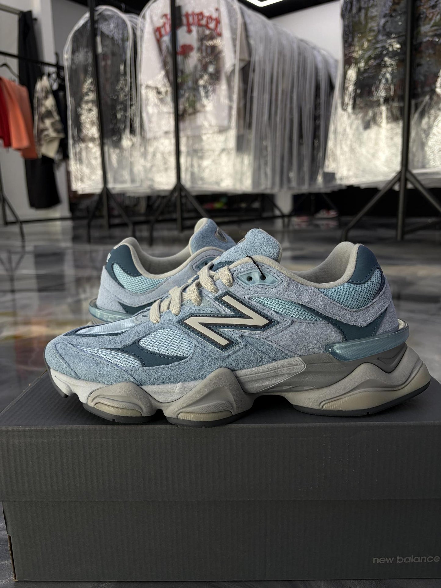 New Balance 9060 "Chrome Blue" Used Size 6.5Y/8W