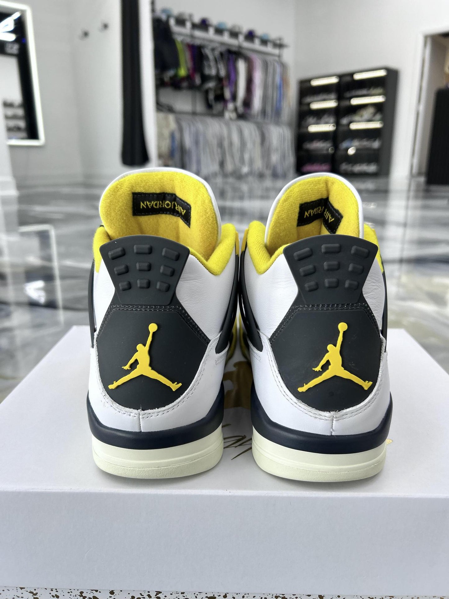 Jordan 4 "Vivid Sulfur" Used Size 10.5M/12W