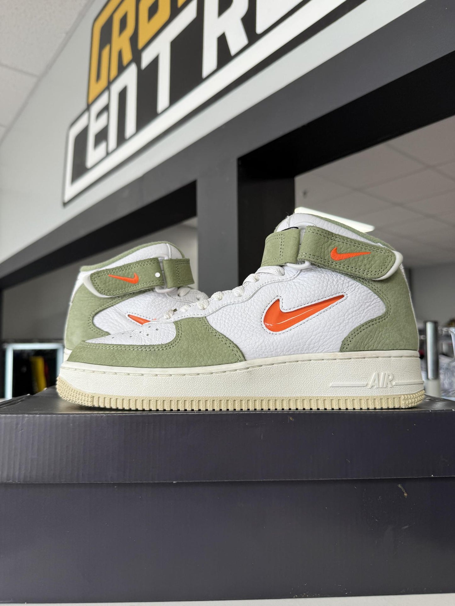 Air Force 1 Low "Jewel Green" Used Size 7.5