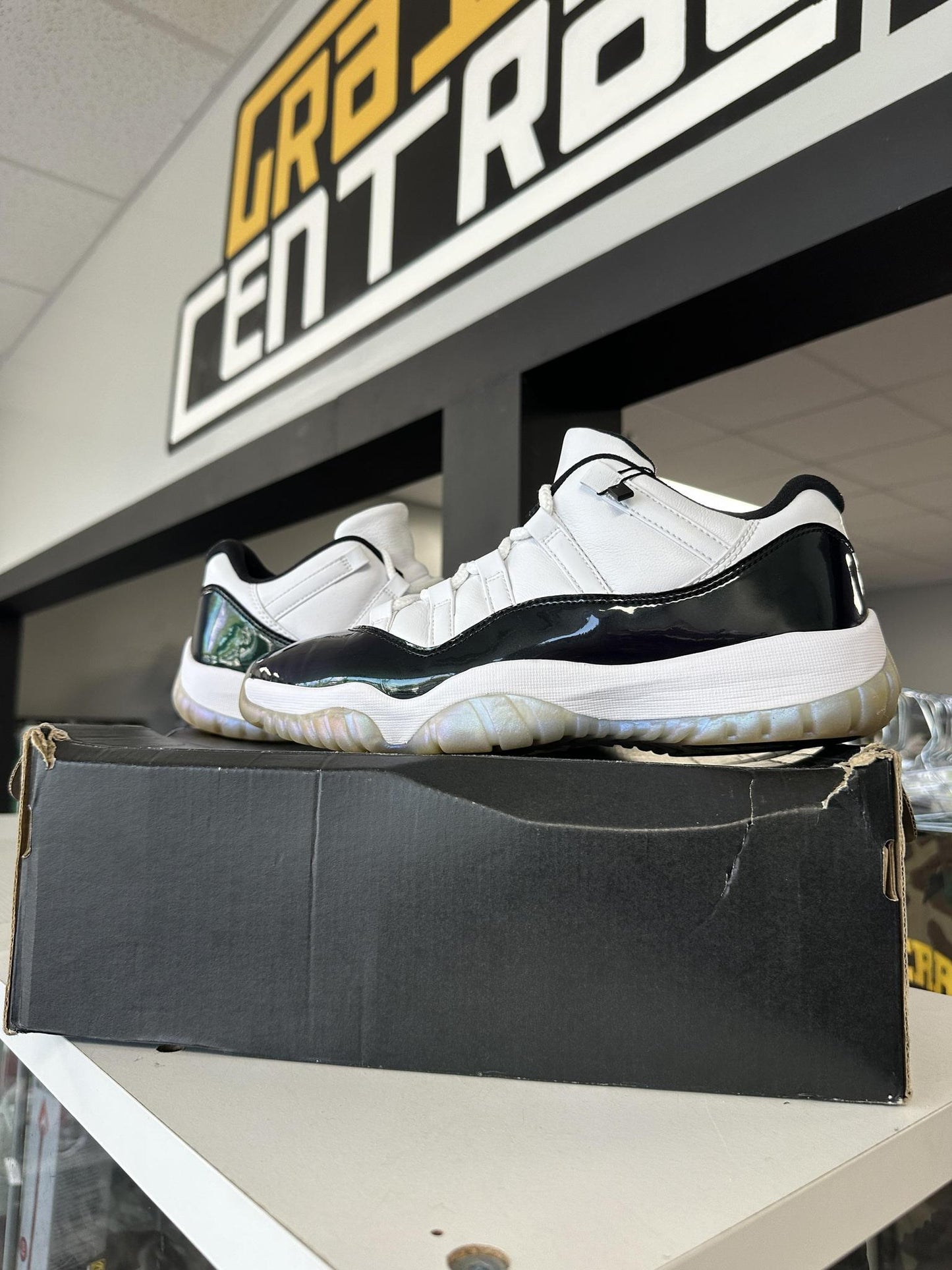 Jordan 11 Low "Emerald" Used Size 9.5