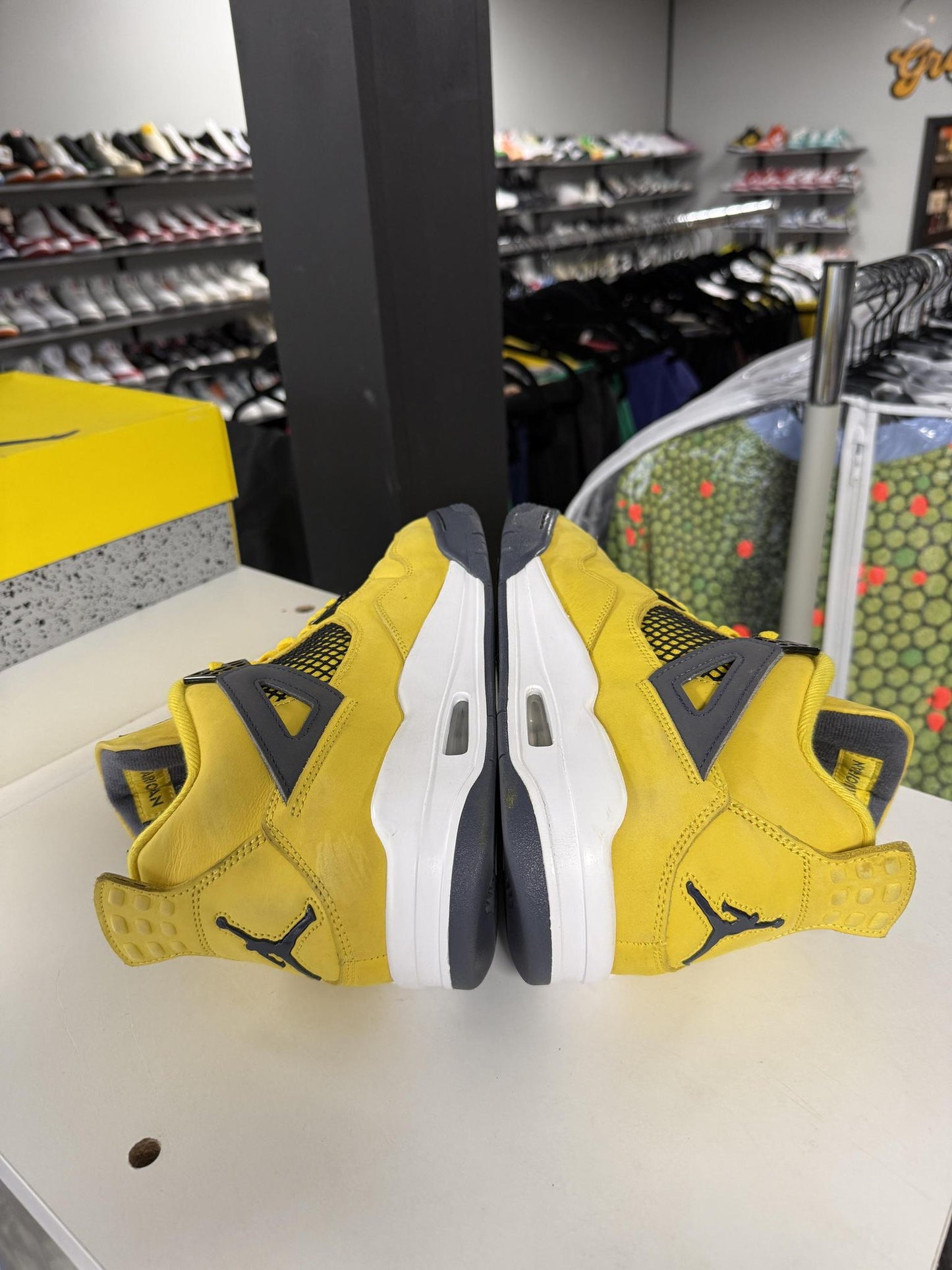 Jordan 4 "Lightning" Used Size 9.5