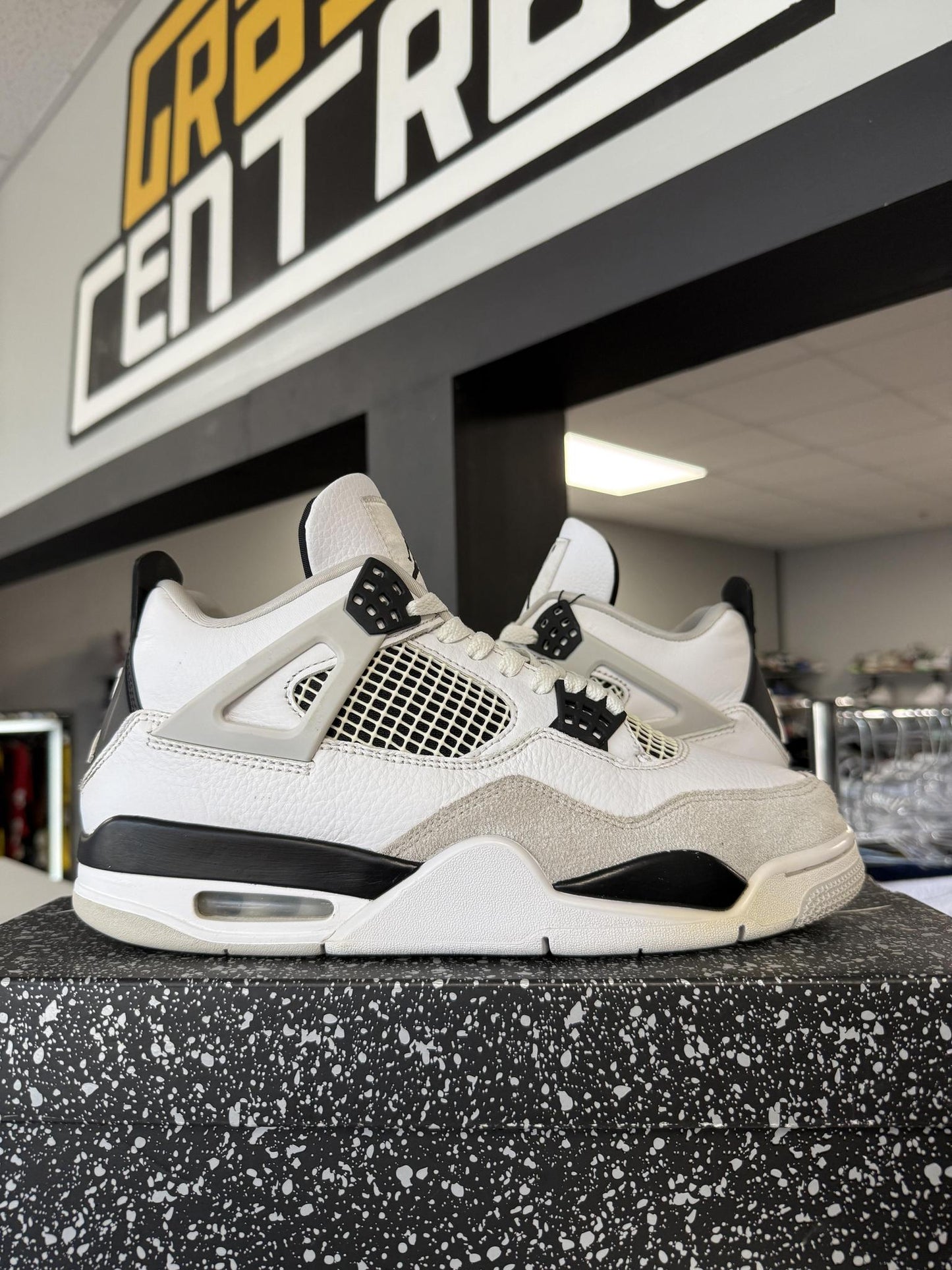 Jordan 4 "Military Black" Used Size 9.5