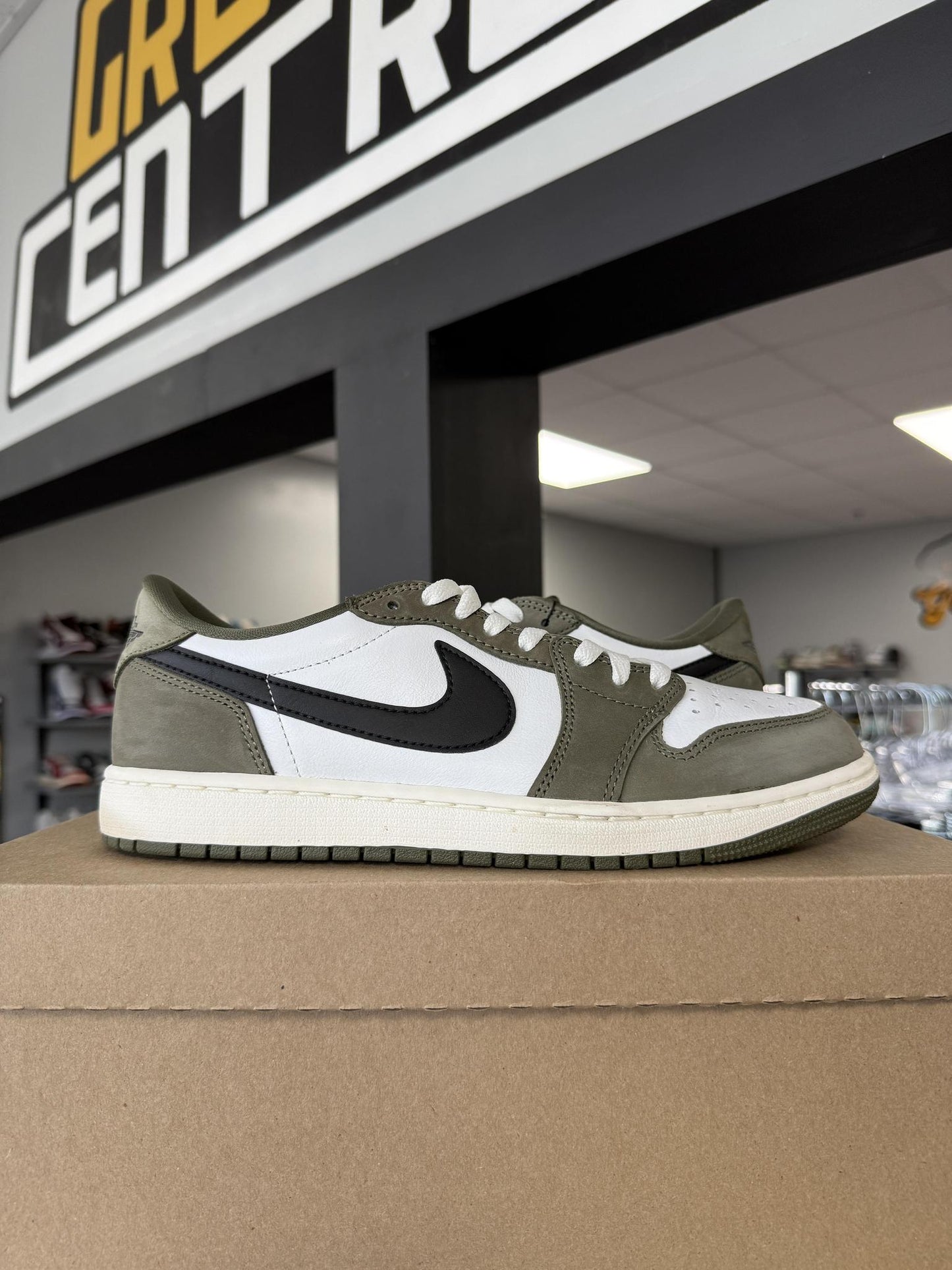 Jordan 1 Low "Medium Olive" Used Size 9.5