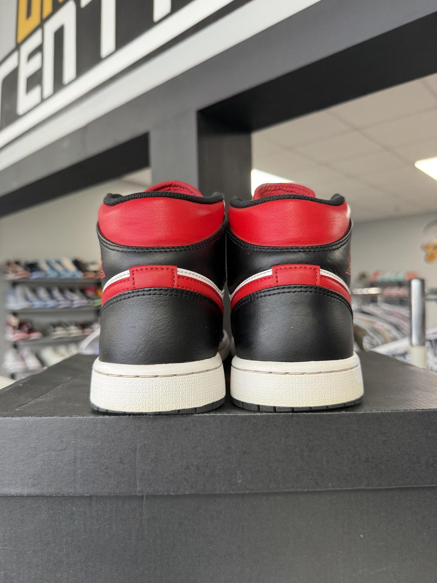 Jordan 1 Mid "Black Red" Used Size 8