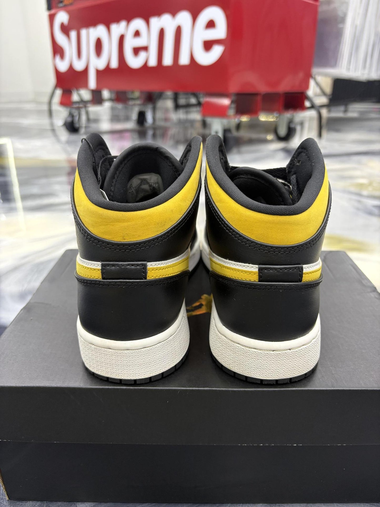 Jordan 1 Mid "Pollen" Used Size 6Y/7.5W