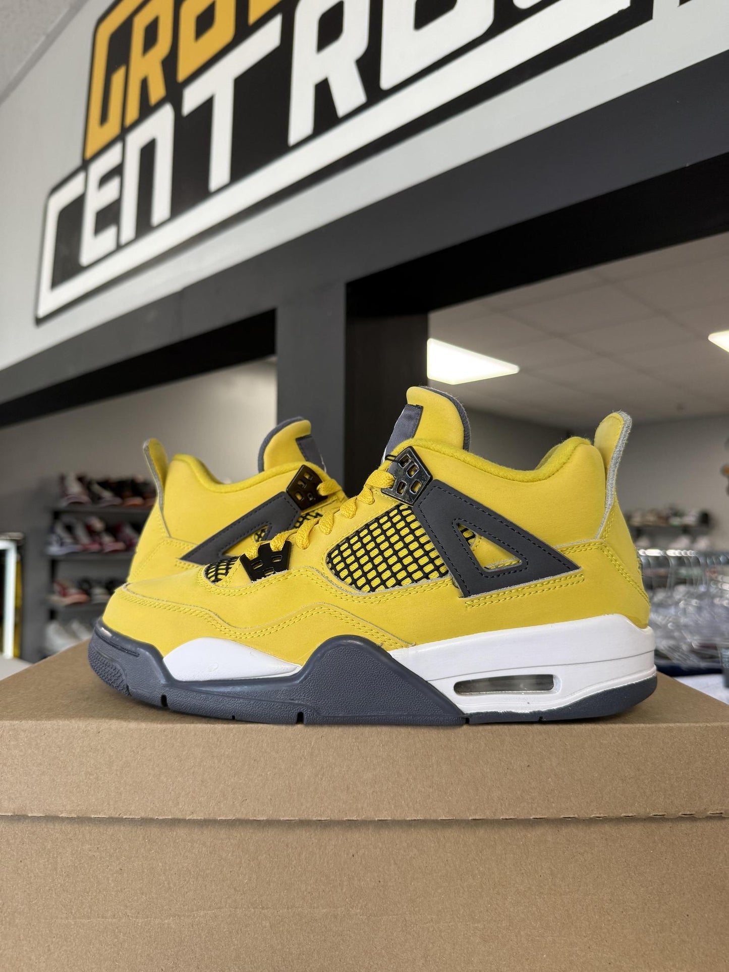 Jordan 4 "Lightning" Used Size 7Y/8.5W