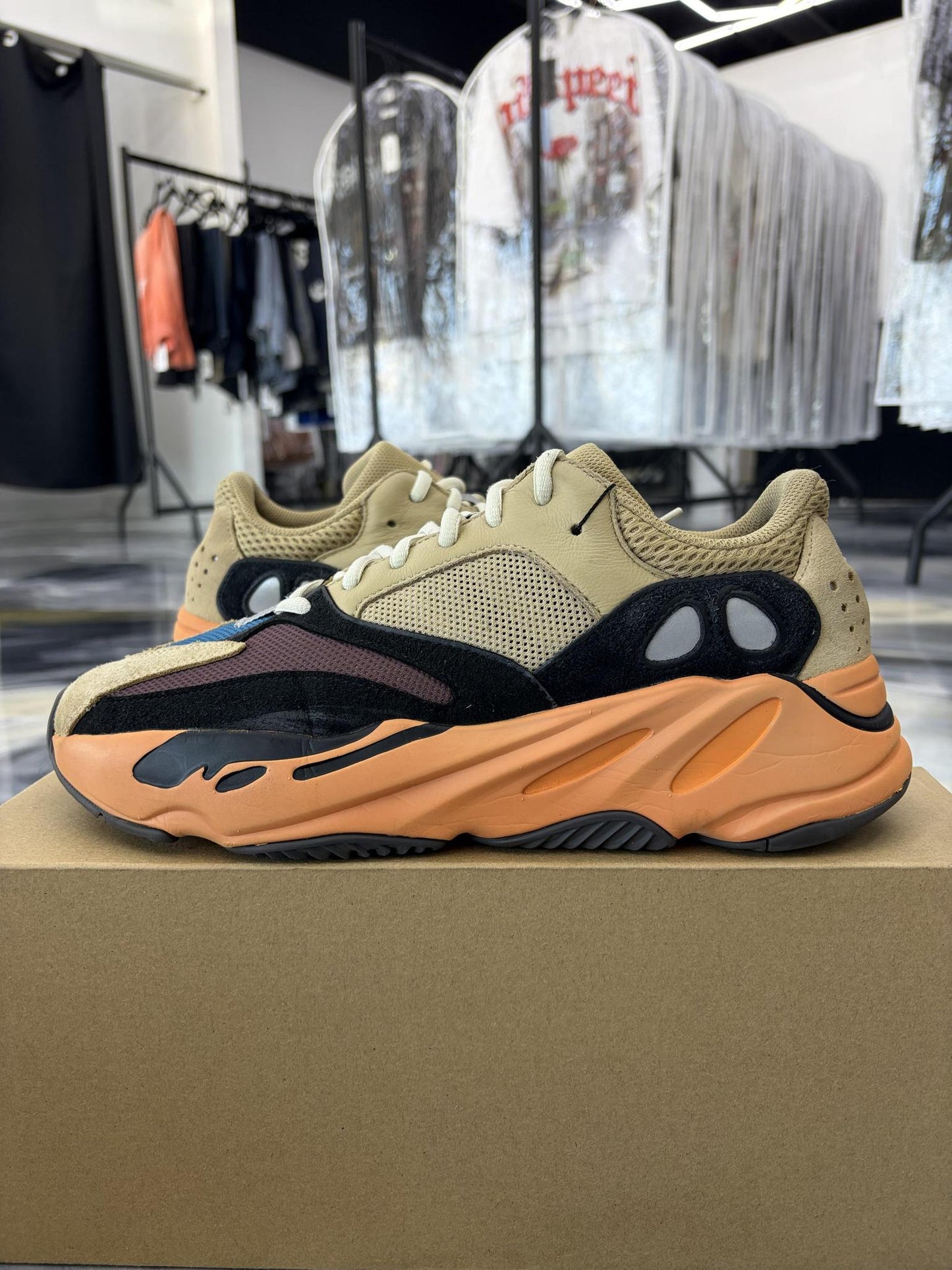 Yeezy 700 "Wash Orange" Used Size 10