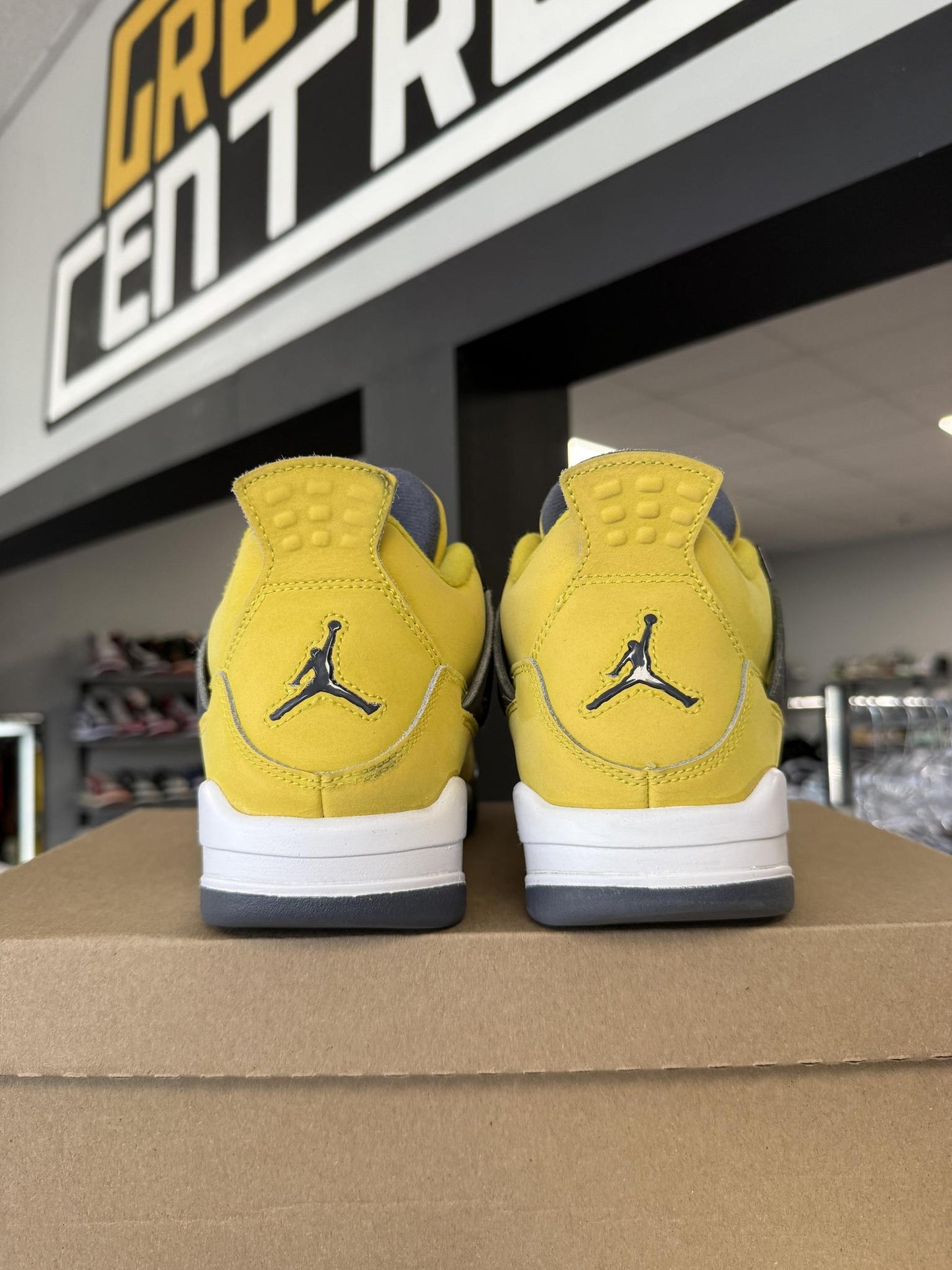 Jordan 4 "Lightning" Used Size 7Y/8.5W