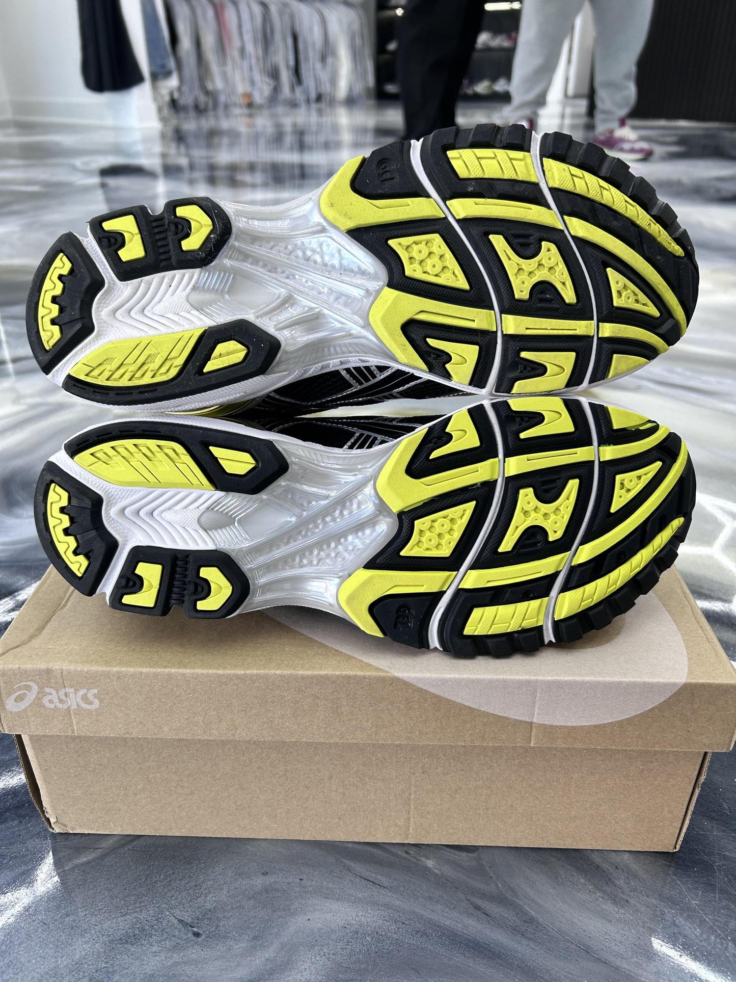 Asics Kayano 14 "Black Lemon Spark" Used Size 13