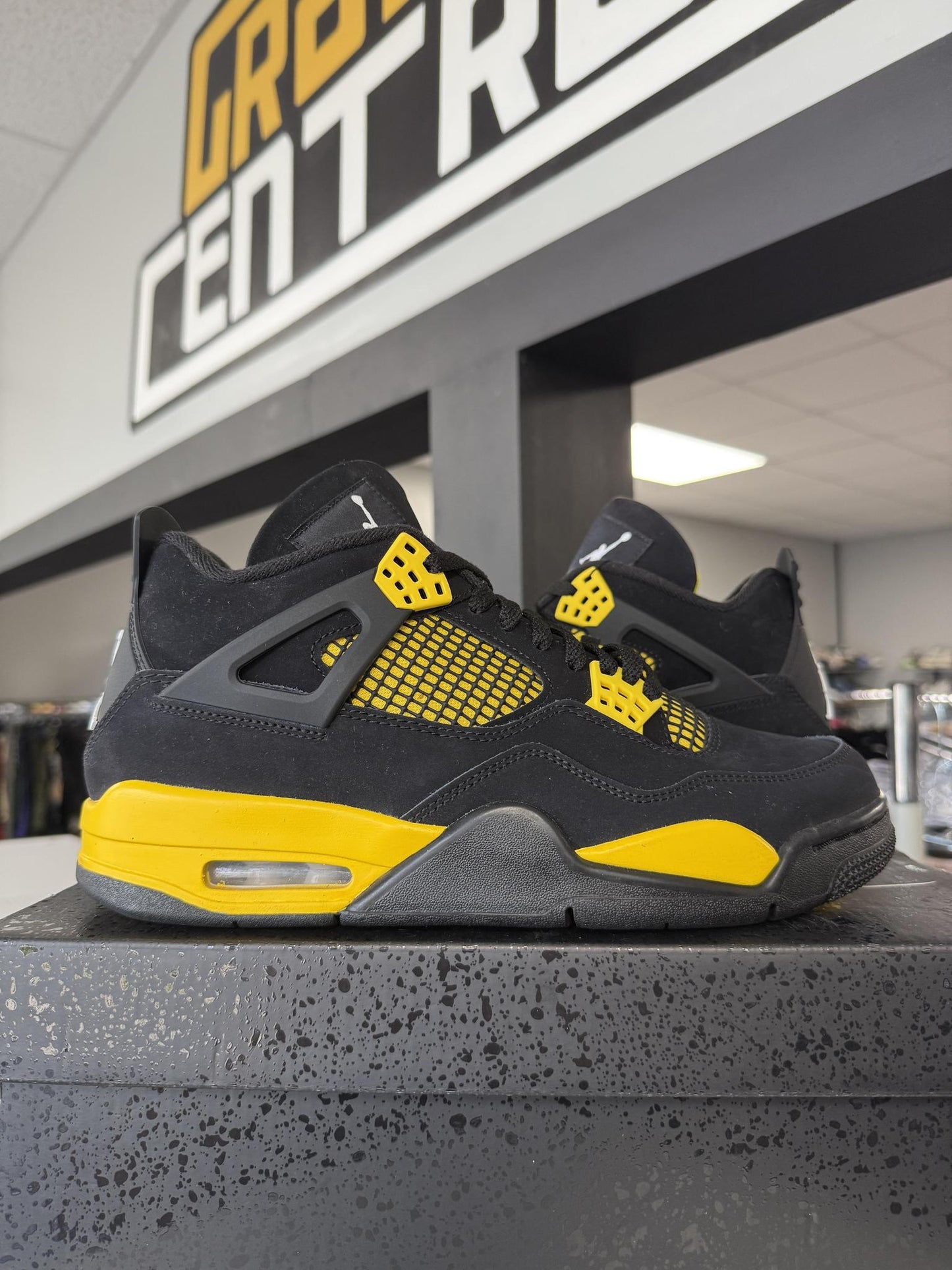 Jordan 4 "Thunder" Used Size 9