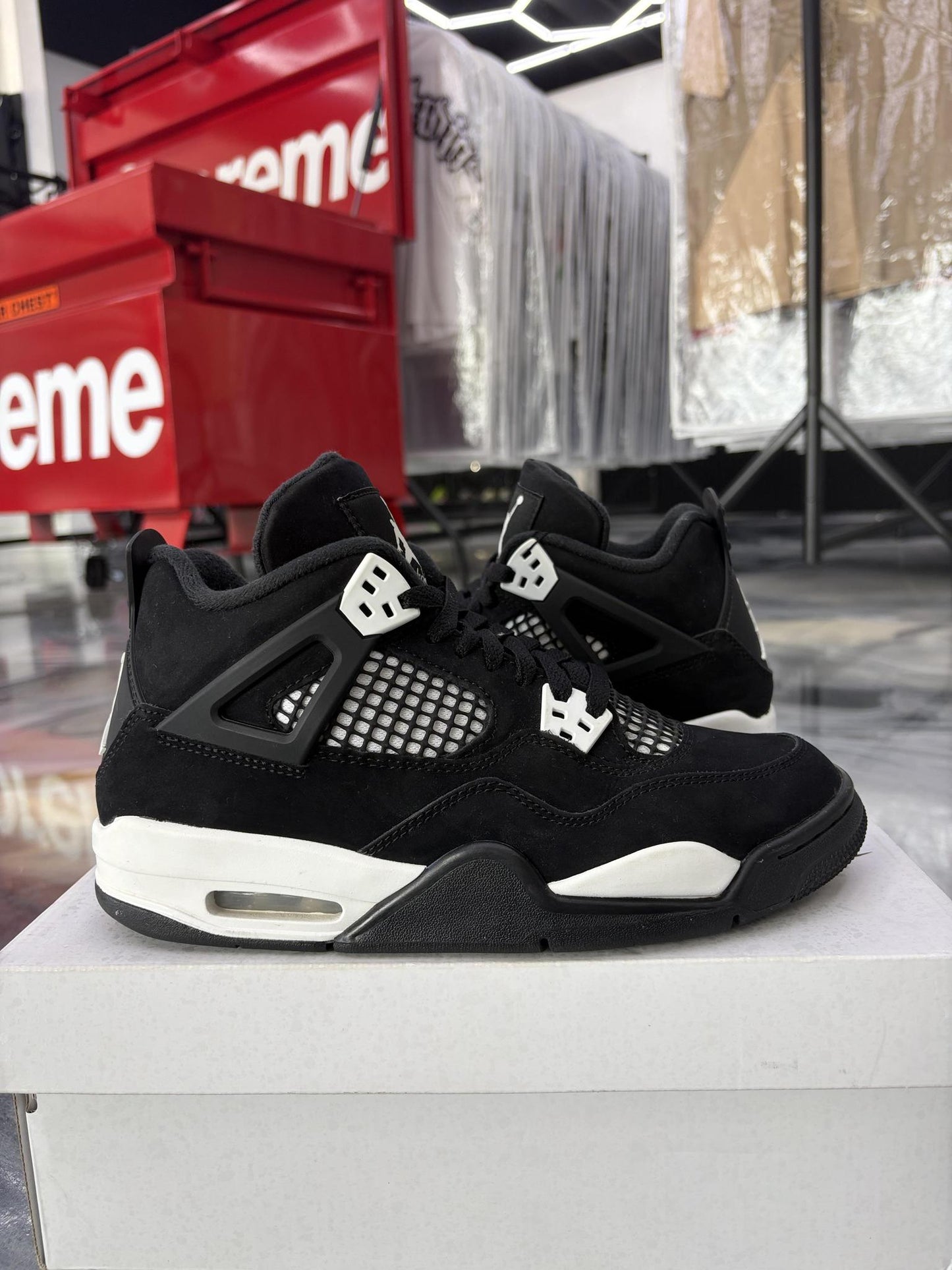 Jordan 4 "White Thunder" Used Size 7Y/8.5W