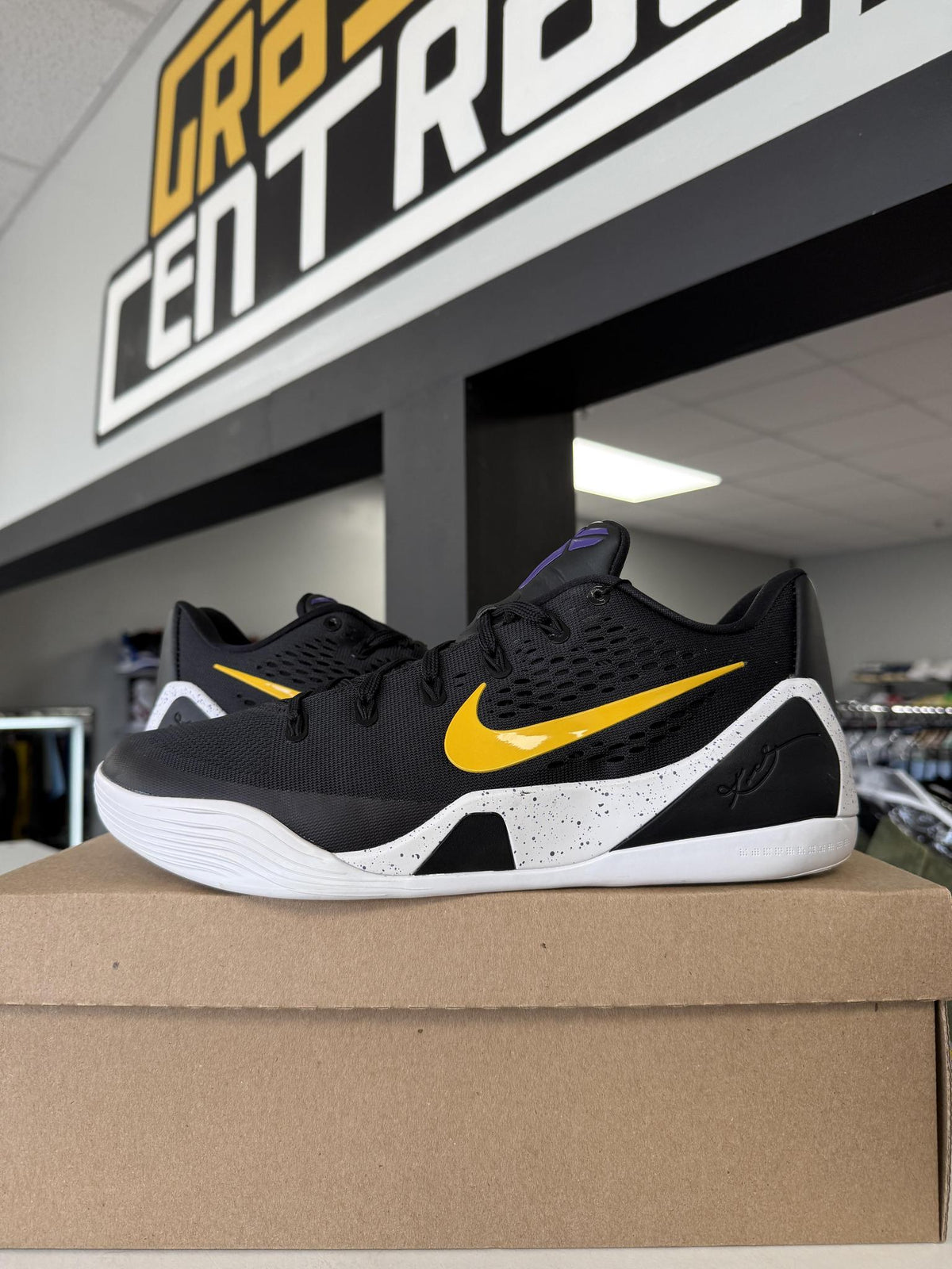 Nike Kobe 9 Low Protro "Black University Gold" Used Size 11.5
