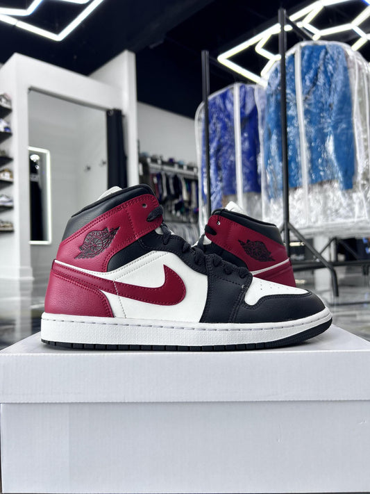 Jordan 1 Mid "Gym Red Off Noir" Used Size 9.5