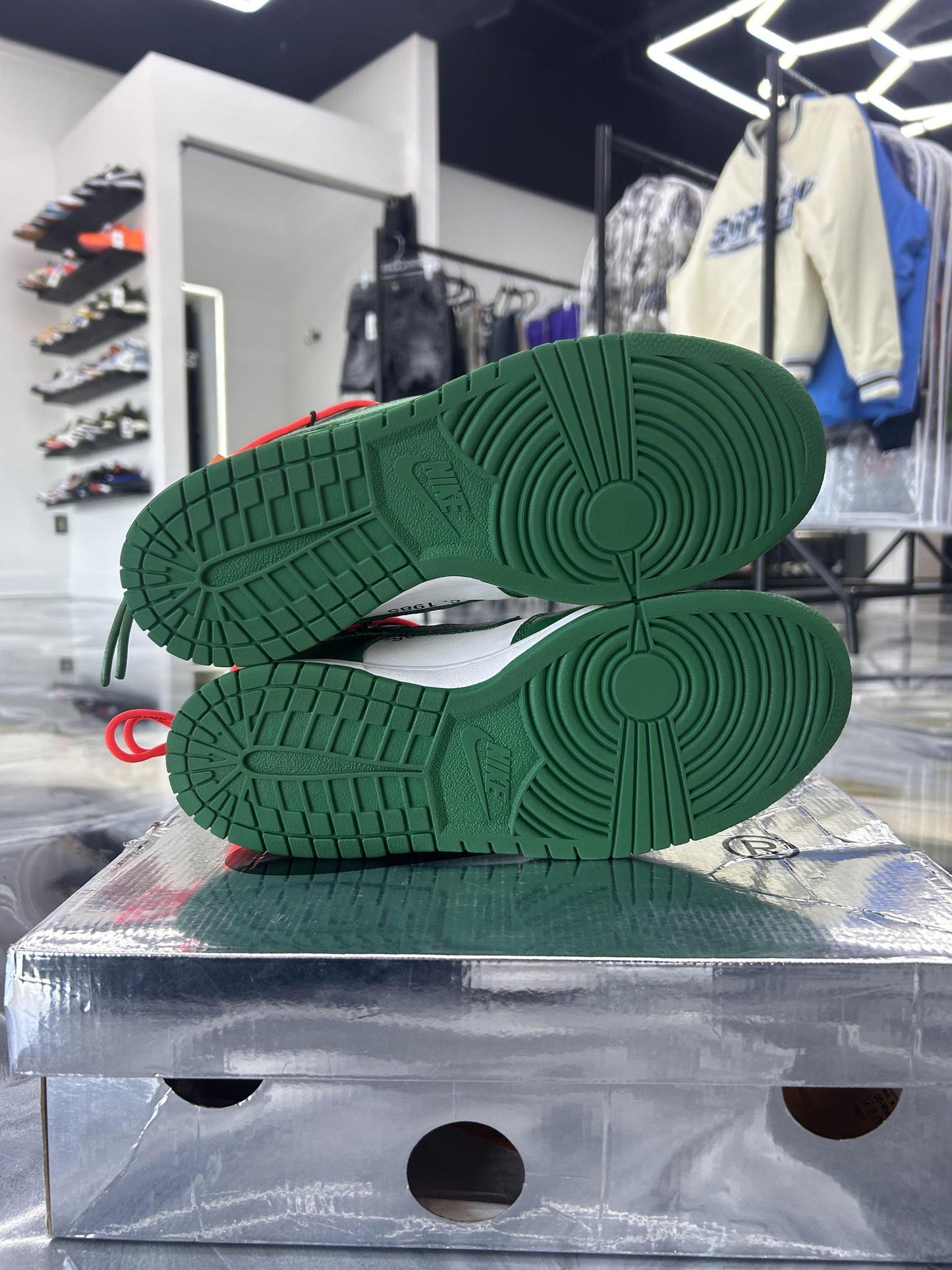 Nike Dunk Low Off-White "Pine Green" Used Size 9.5