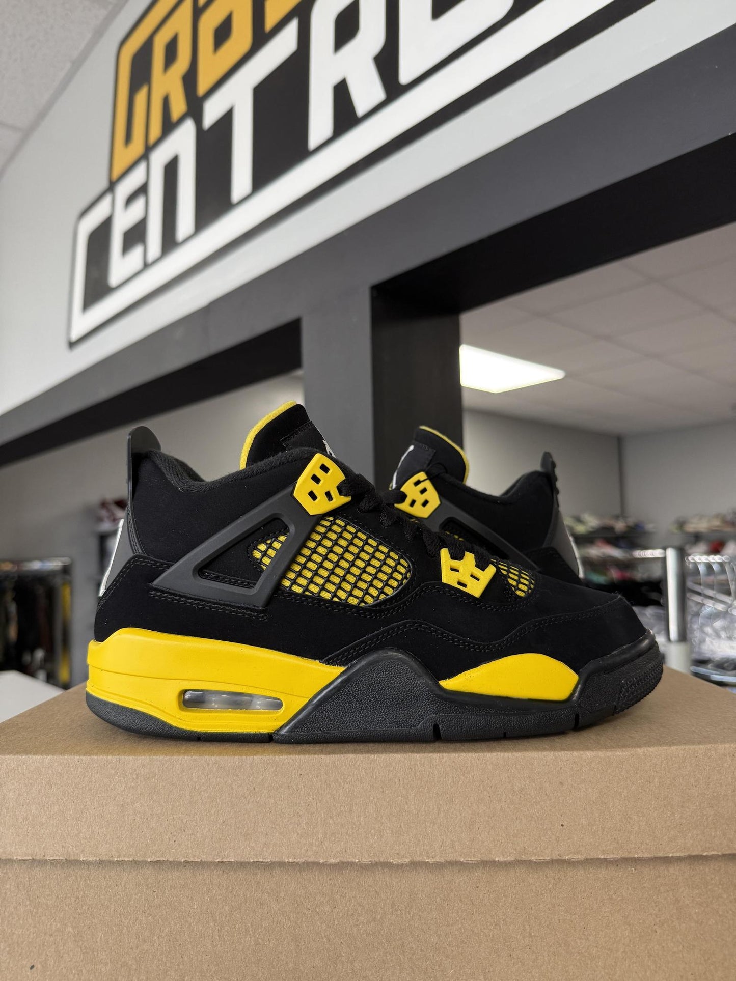 Jordan 4 "Thunder" Used Size 6Y/7.5W