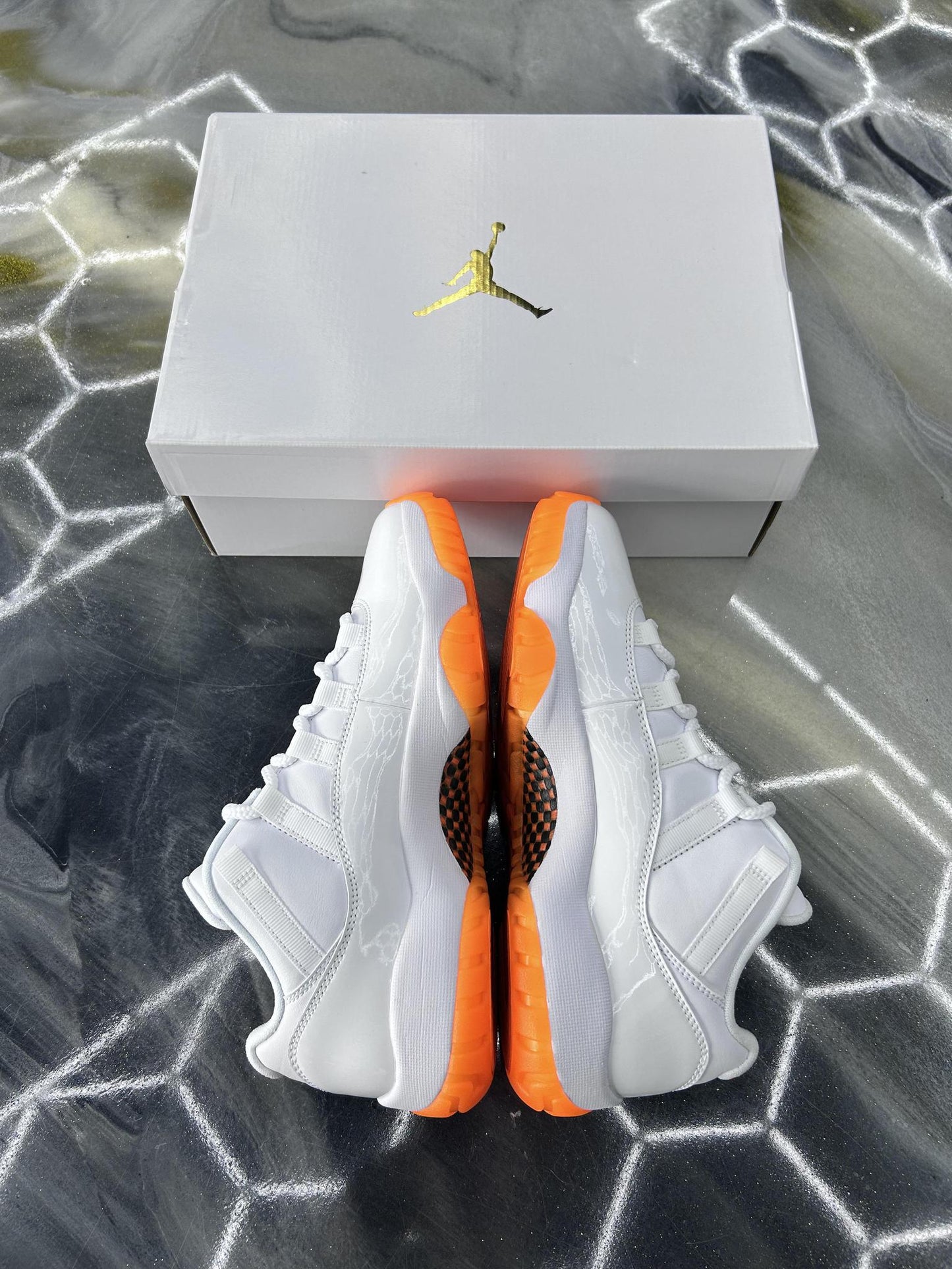 Jordan 11 Low "Citrus" Used Size 7.5