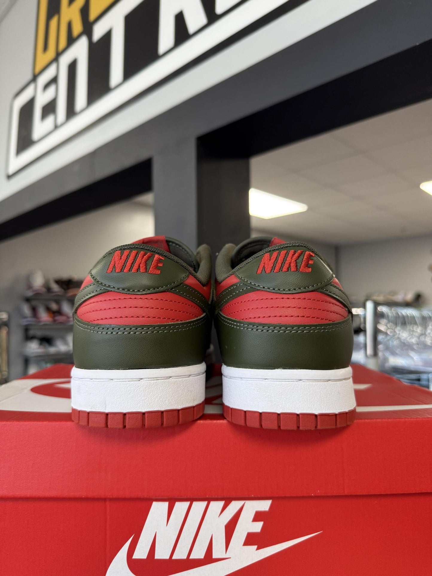 Dunk Low "Mystic Red" Used Size 10.5