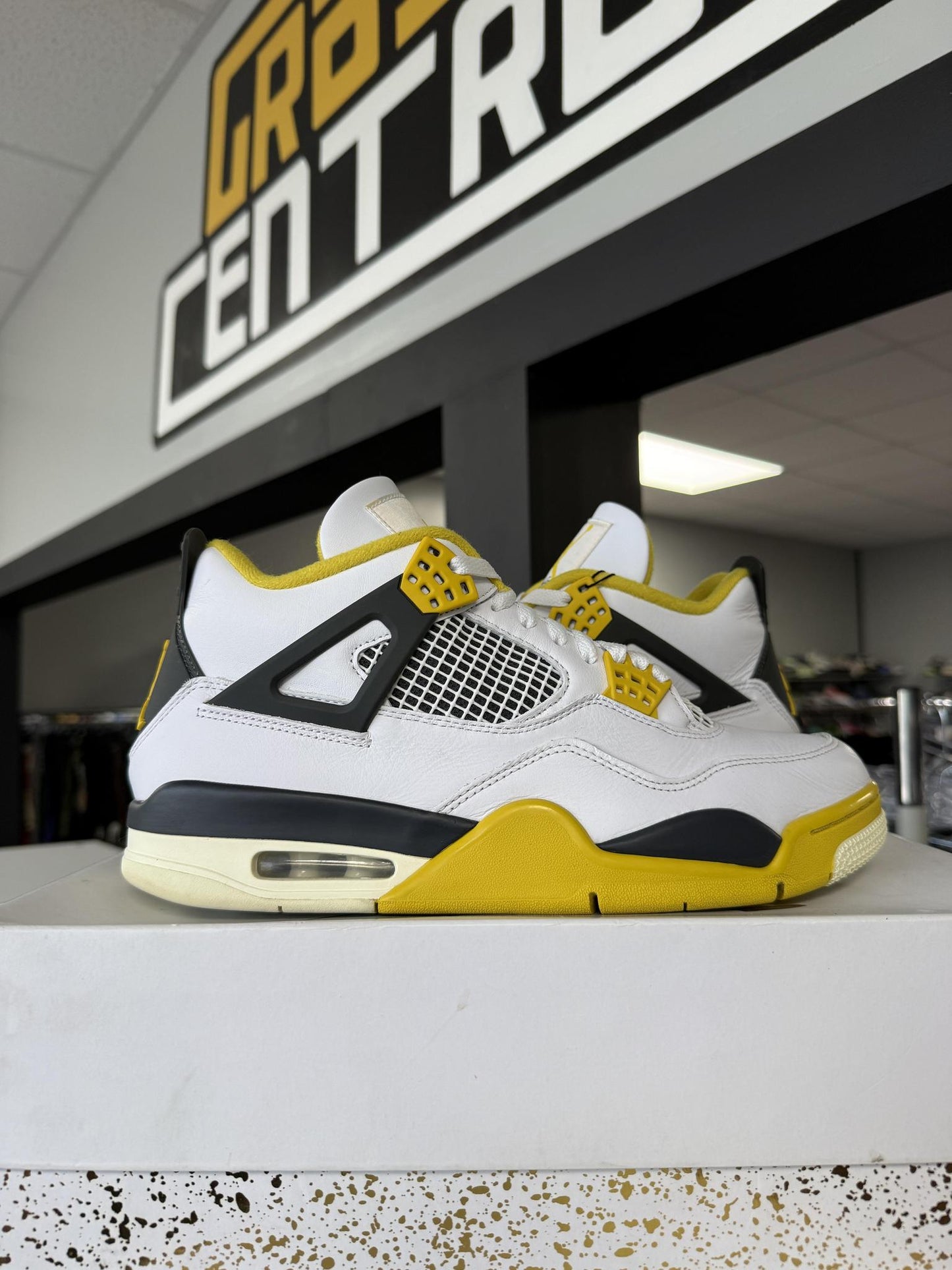 Jordan 4 "Vivid Sulfur" Used Size 10.5