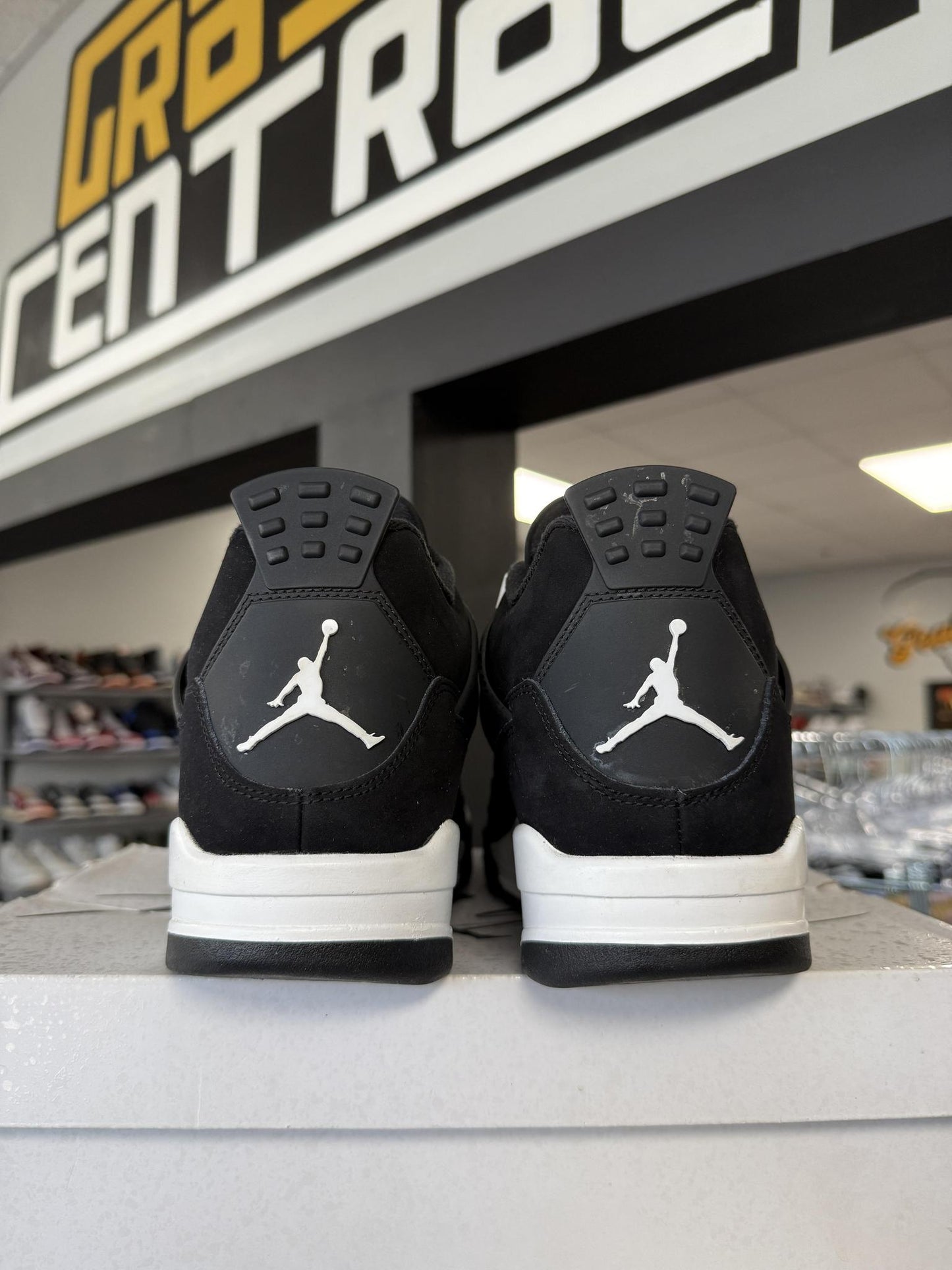 Jordan 4 "White Thunder" Used Size 10.5