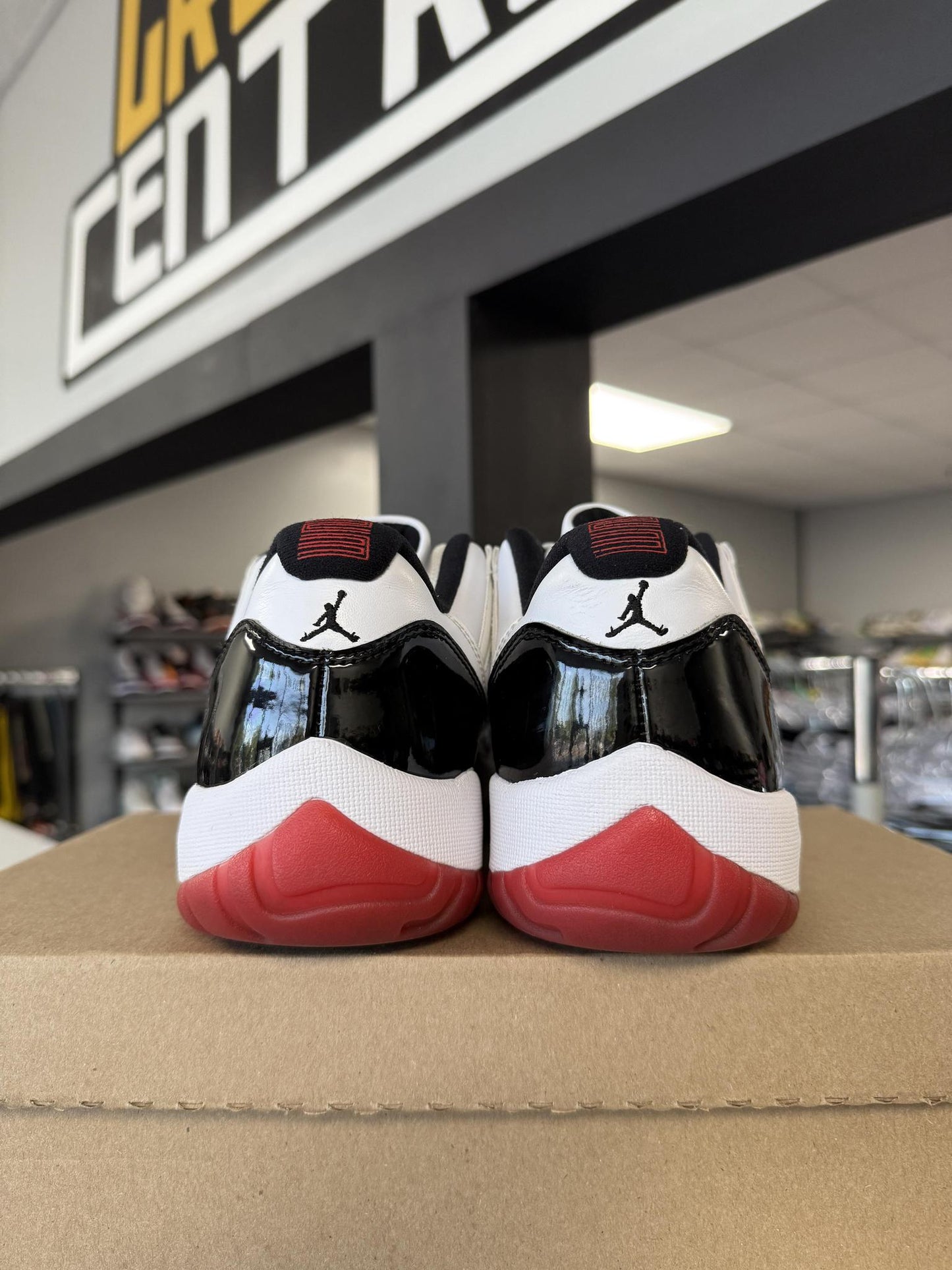 Jordan 11 Low "Concord Bred" Used Size 9.5