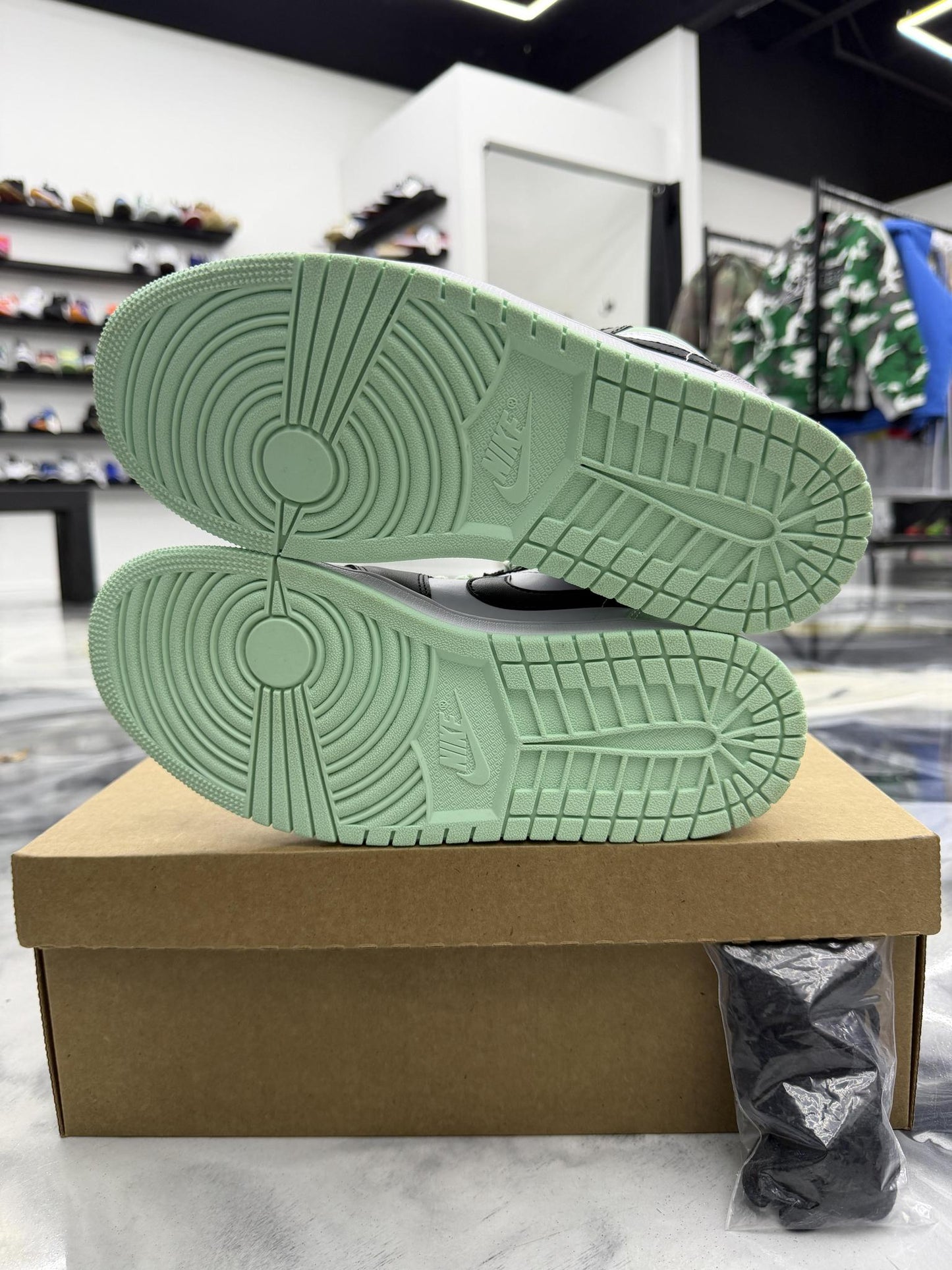 Jordan 1 Mid SE Dune Red Used Size 12