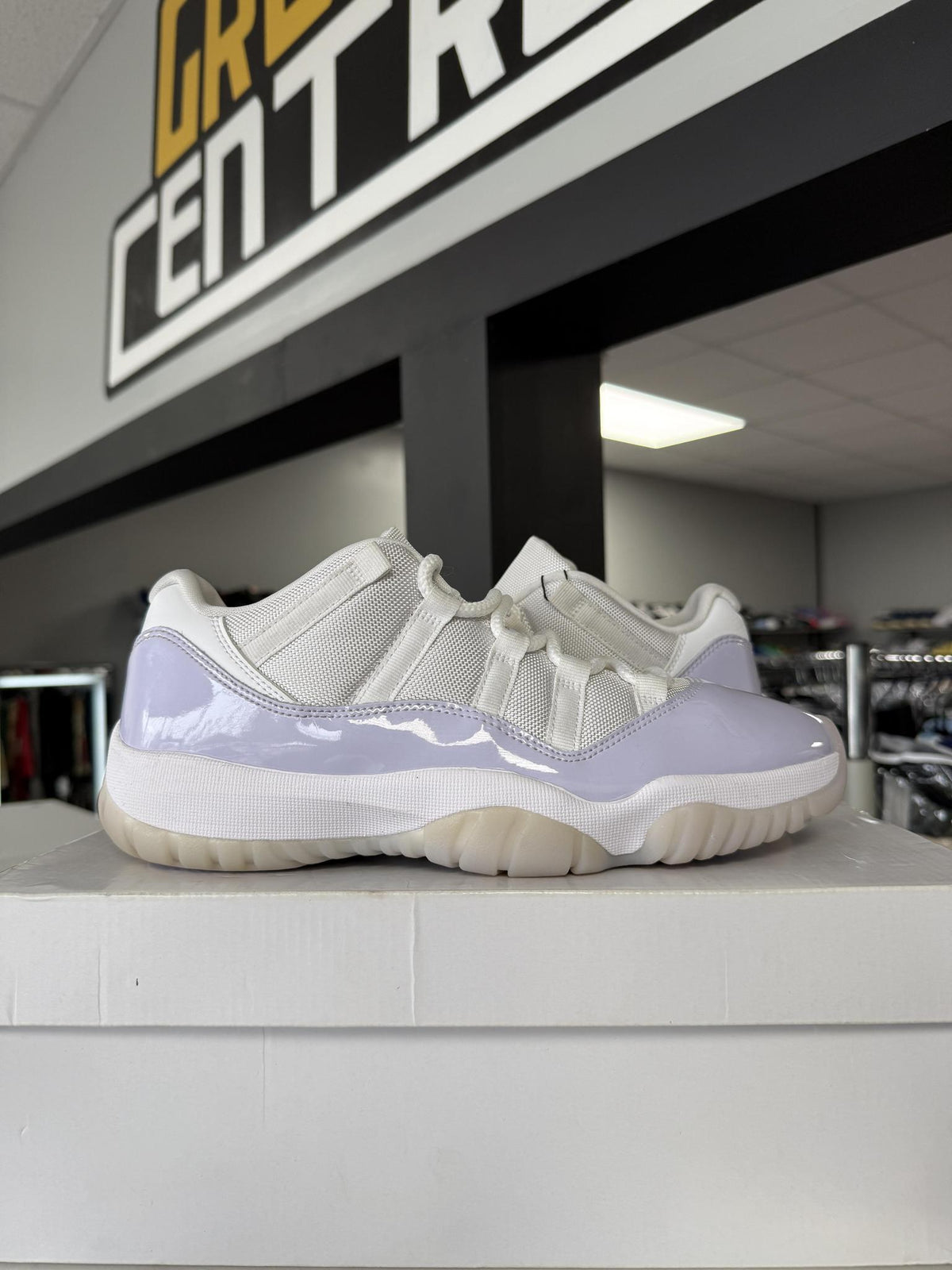 Jordan 11 Low "Pure Violet" Used Size 8.5