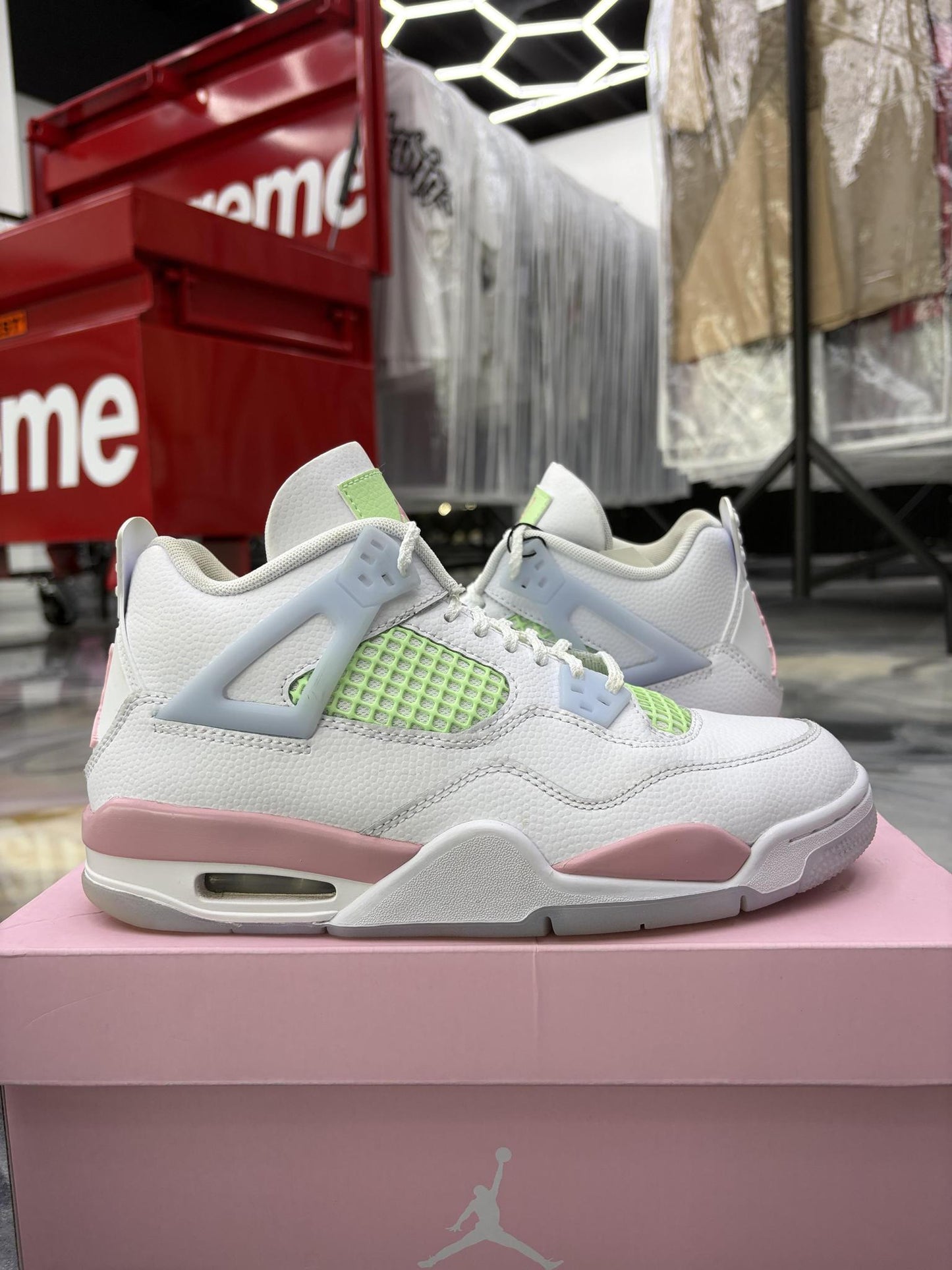 Jordan 4 "Valentines Day" Used Size 7Y/8.5W