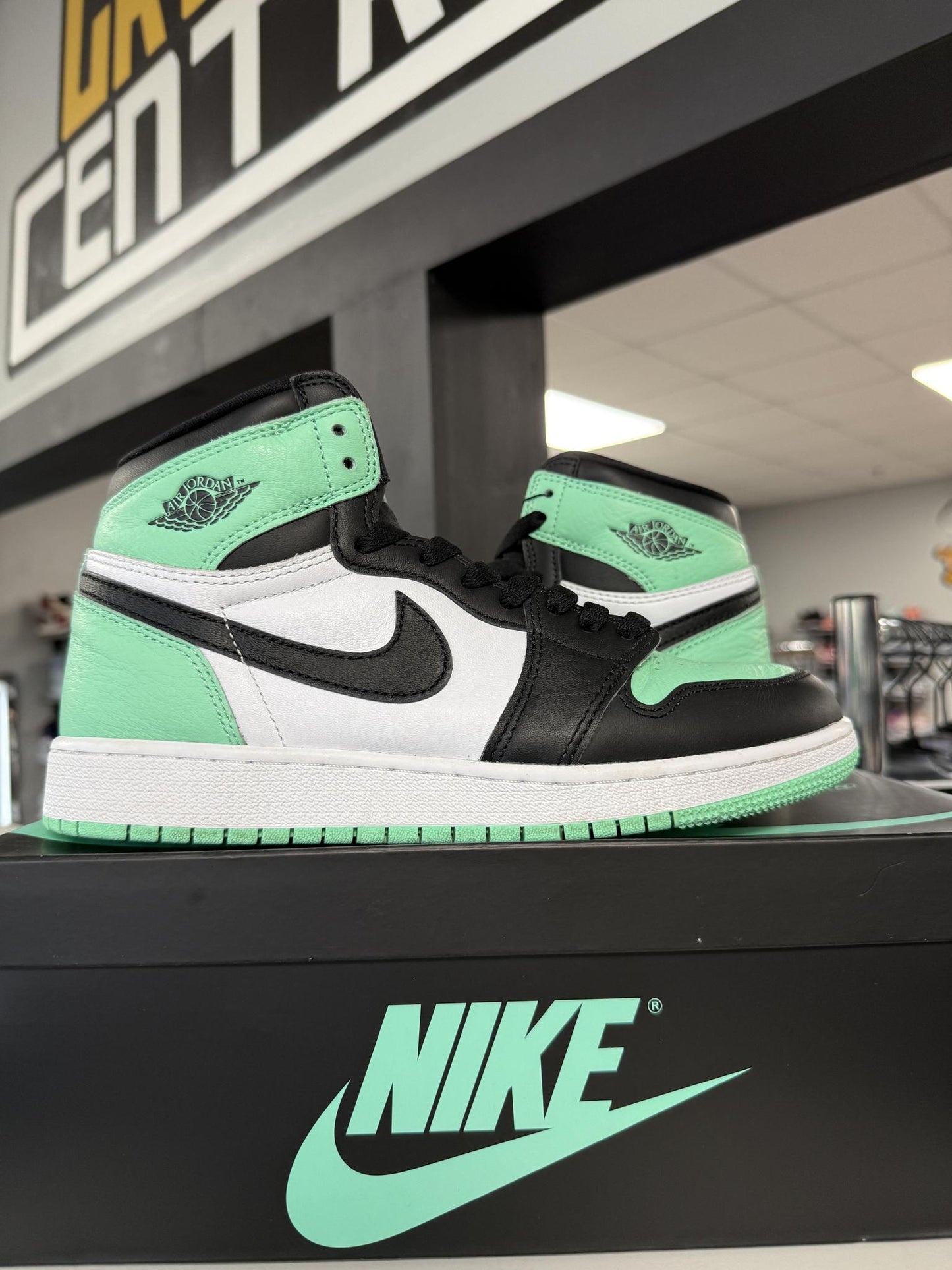 Jordan 1 "Green Glow" Used Size 7Y/8.5W Used