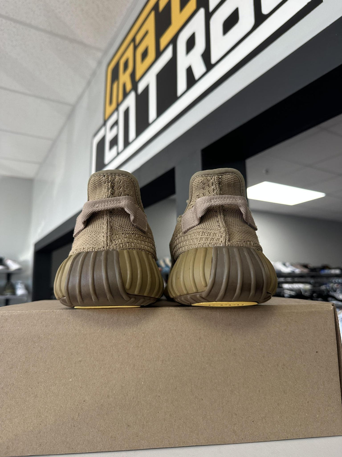 Yeezy 350 Dark Earth Used