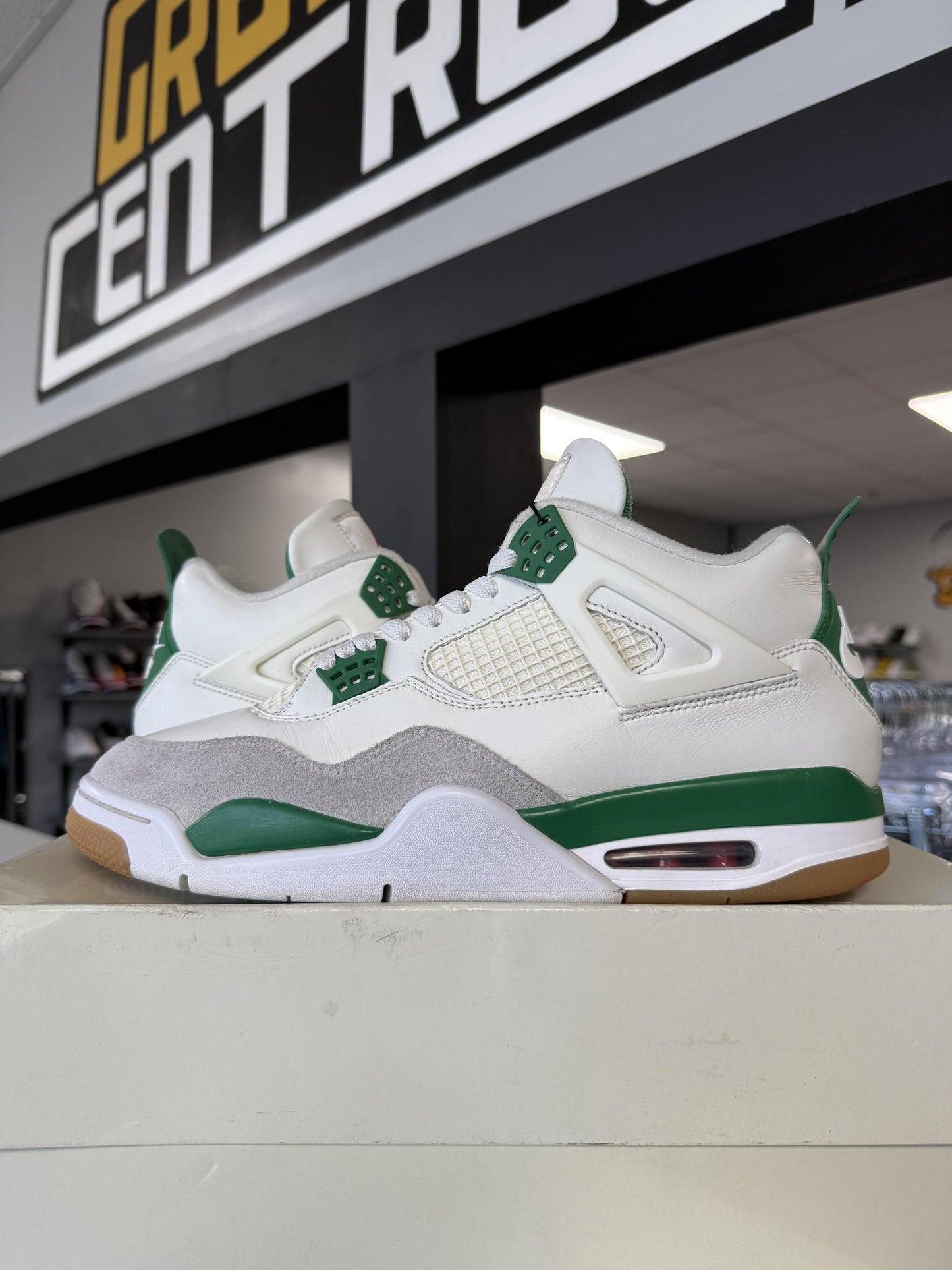 Jordan 4 SB "Pine Green" Used Size 12.5